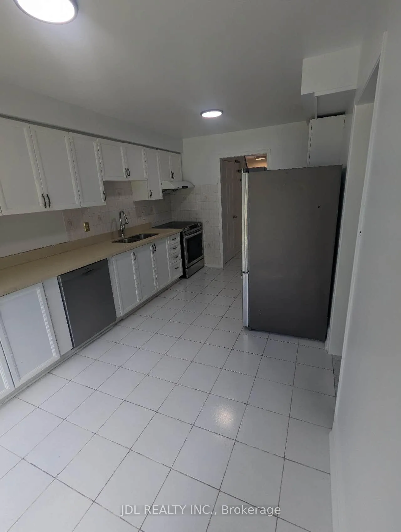 Photo 4 of 2 Laguna Crescent, Markham, Middlefield — HOMEH