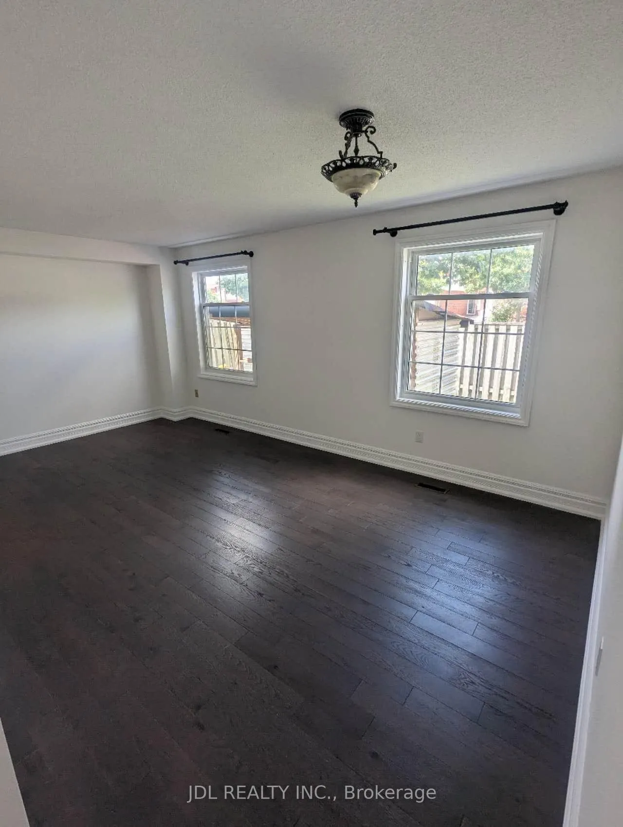 Photo 5 of 2 Laguna Crescent, Markham, Middlefield — HOMEH