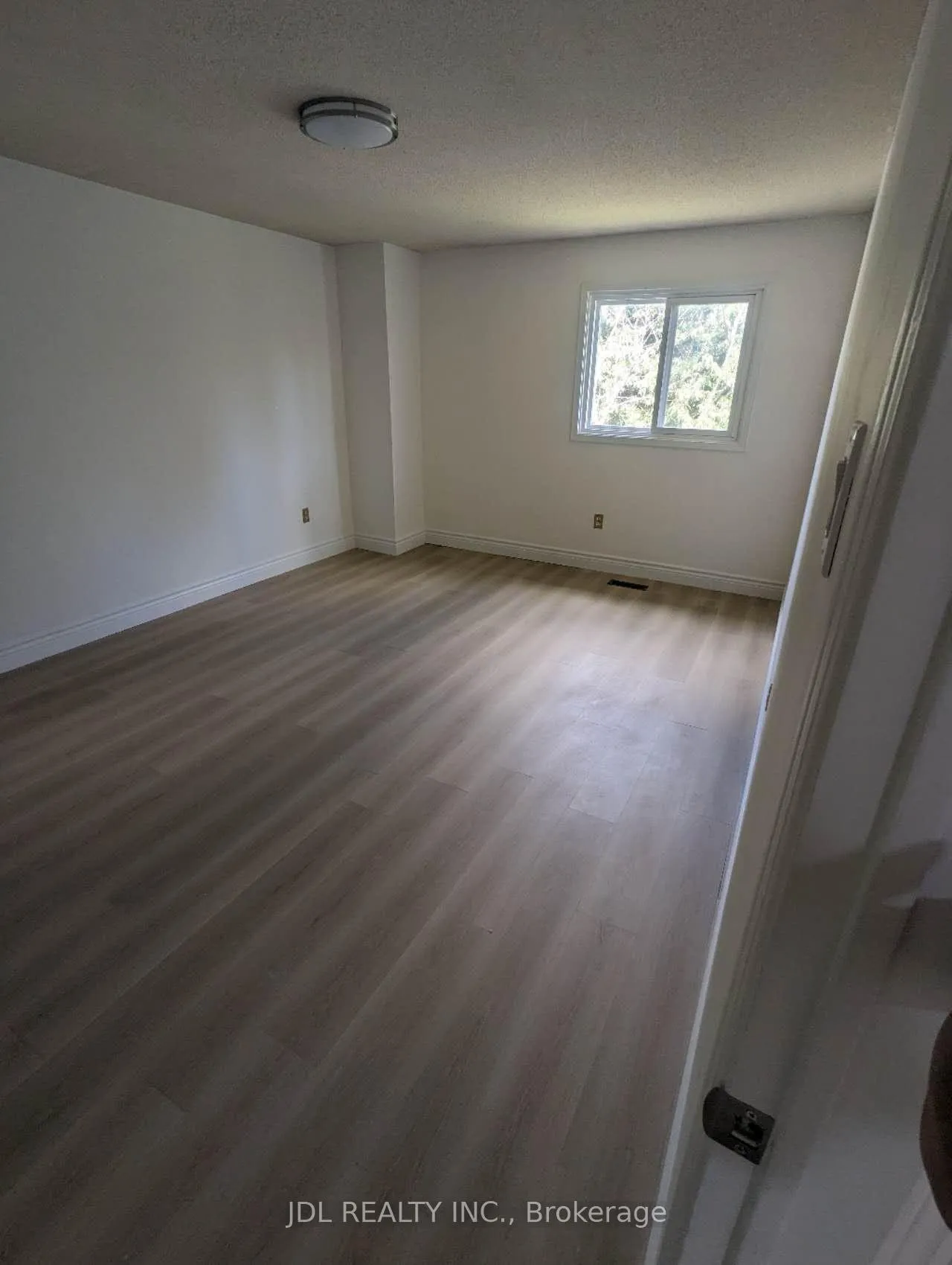 Photo 8 of 2 Laguna Crescent, Markham, Middlefield — HOMEH