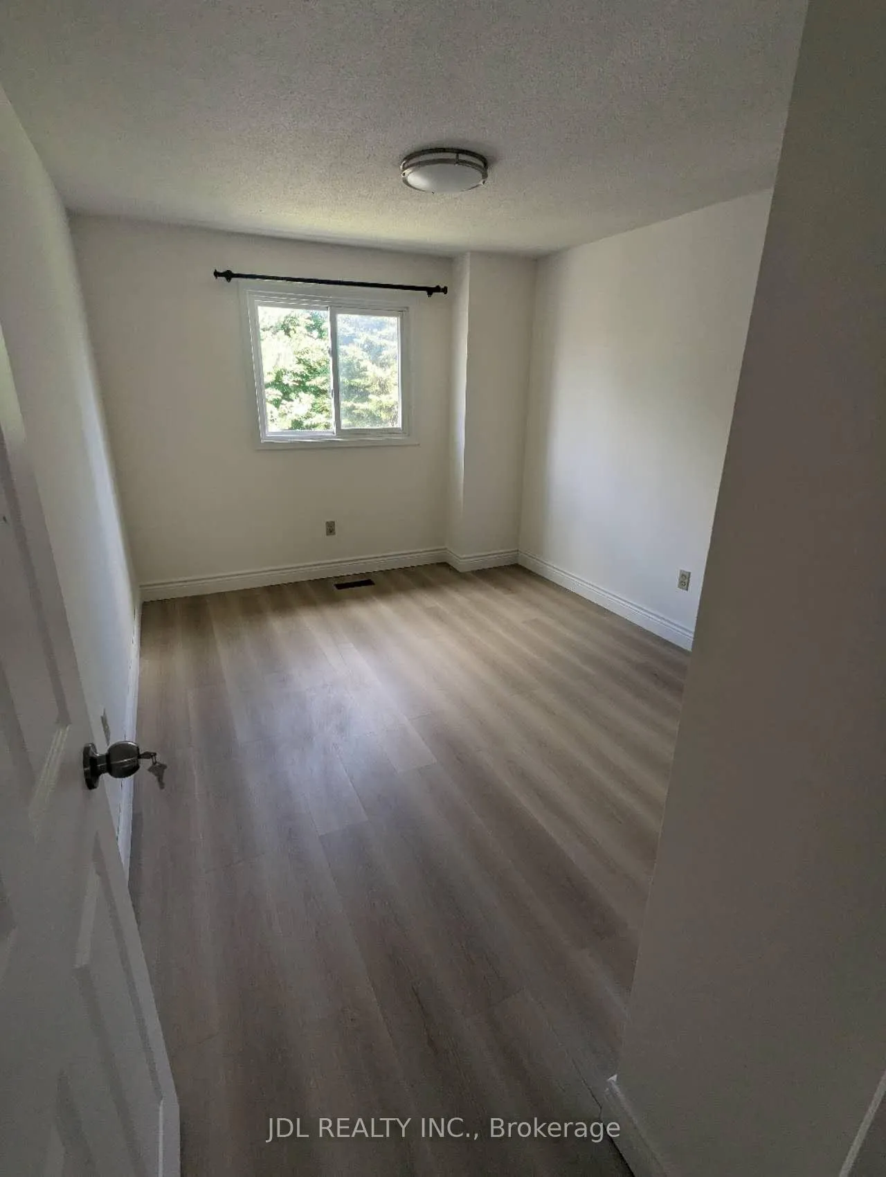 Photo 9 of 2 Laguna Crescent, Markham, Middlefield — HOMEH
