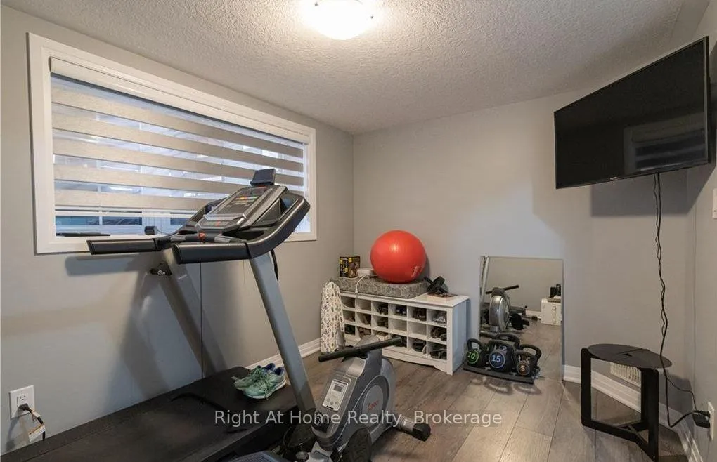 Photo 8 of 11 Ridgemount Street, Kitchener — HOMEH