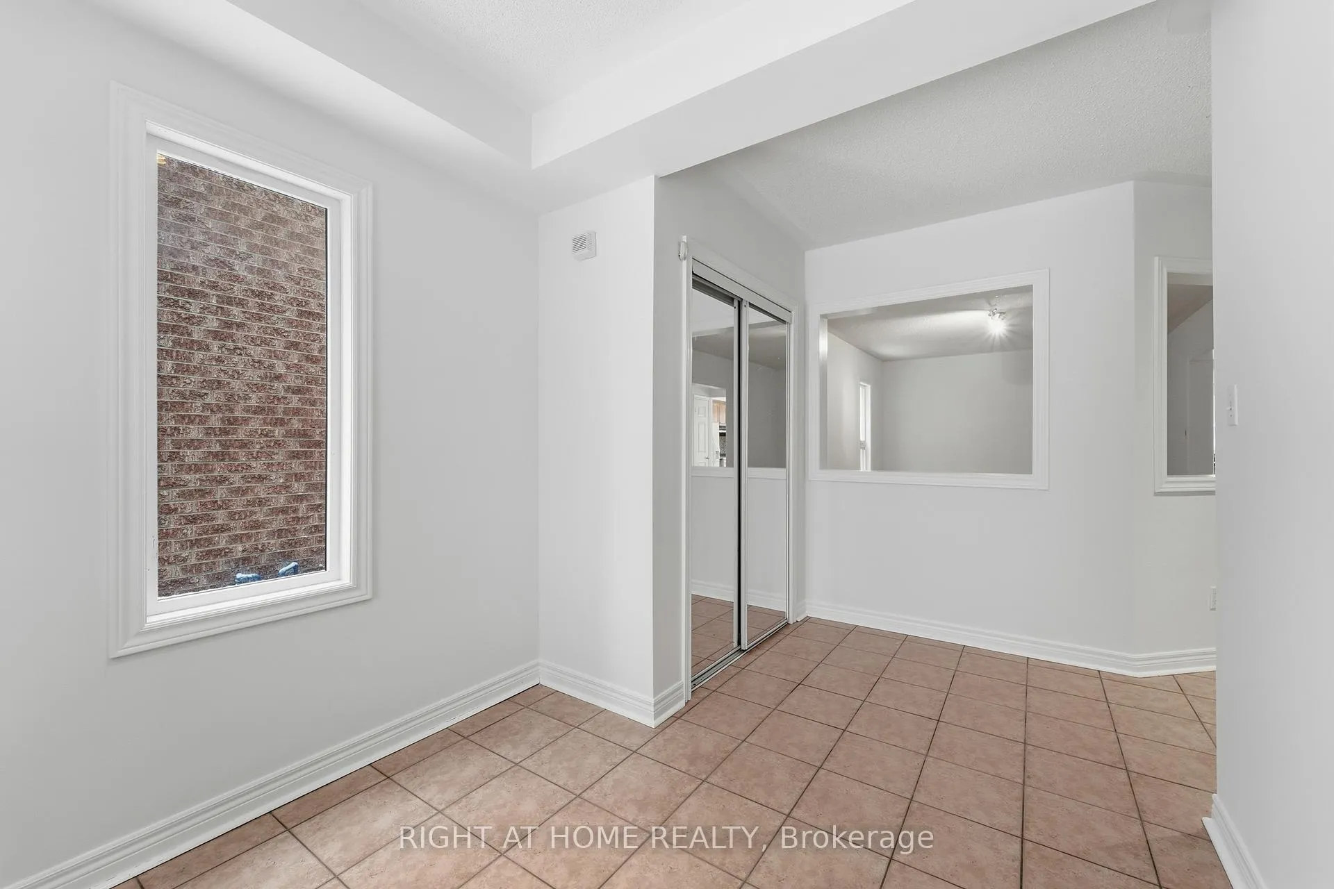 Photo 4 of 46 Fieldstone Drive, Vaughan, East Woodbridge — HOMEH