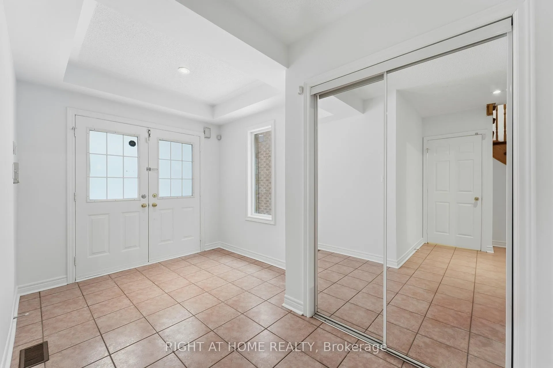 Photo 5 of 46 Fieldstone Drive, Vaughan, East Woodbridge — HOMEH