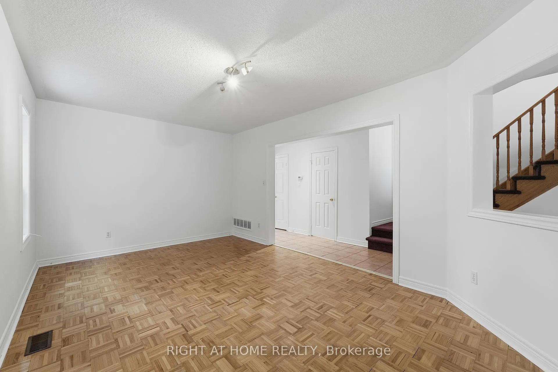 Photo 7 of 46 Fieldstone Drive, Vaughan, East Woodbridge — HOMEH