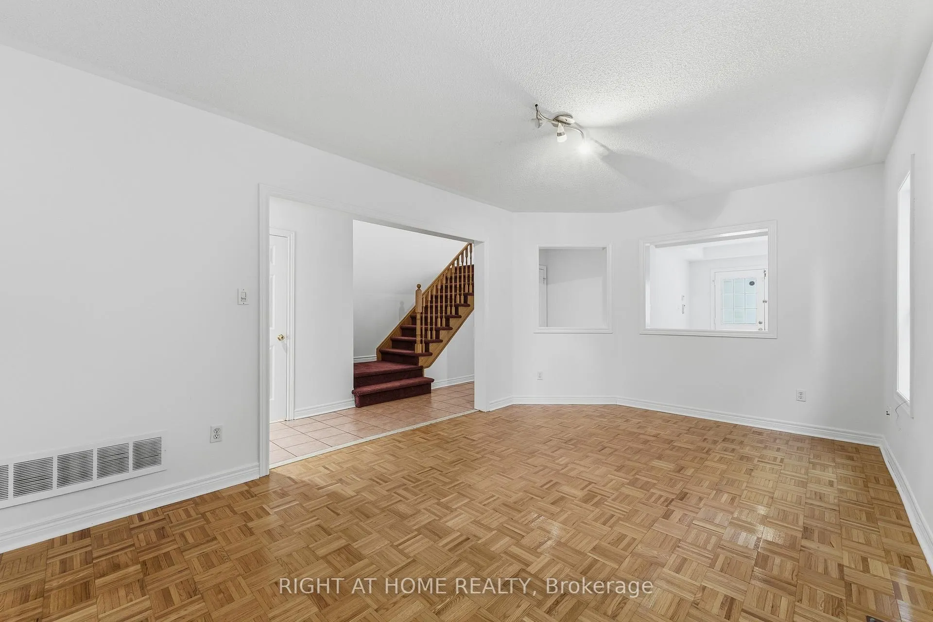 Photo 8 of 46 Fieldstone Drive, Vaughan, East Woodbridge — HOMEH