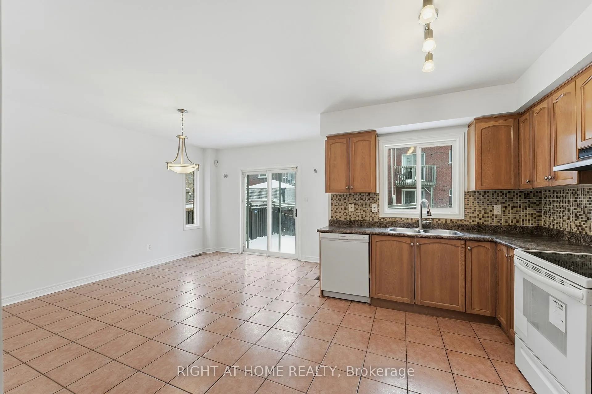 Photo 10 of 46 Fieldstone Drive, Vaughan, East Woodbridge — HOMEH