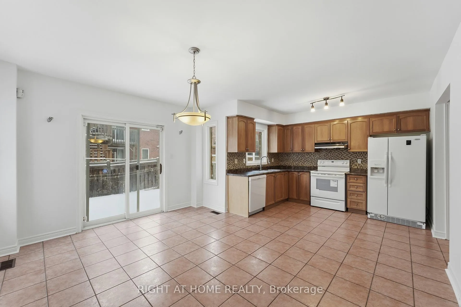 Photo 11 of 46 Fieldstone Drive, Vaughan, East Woodbridge — HOMEH