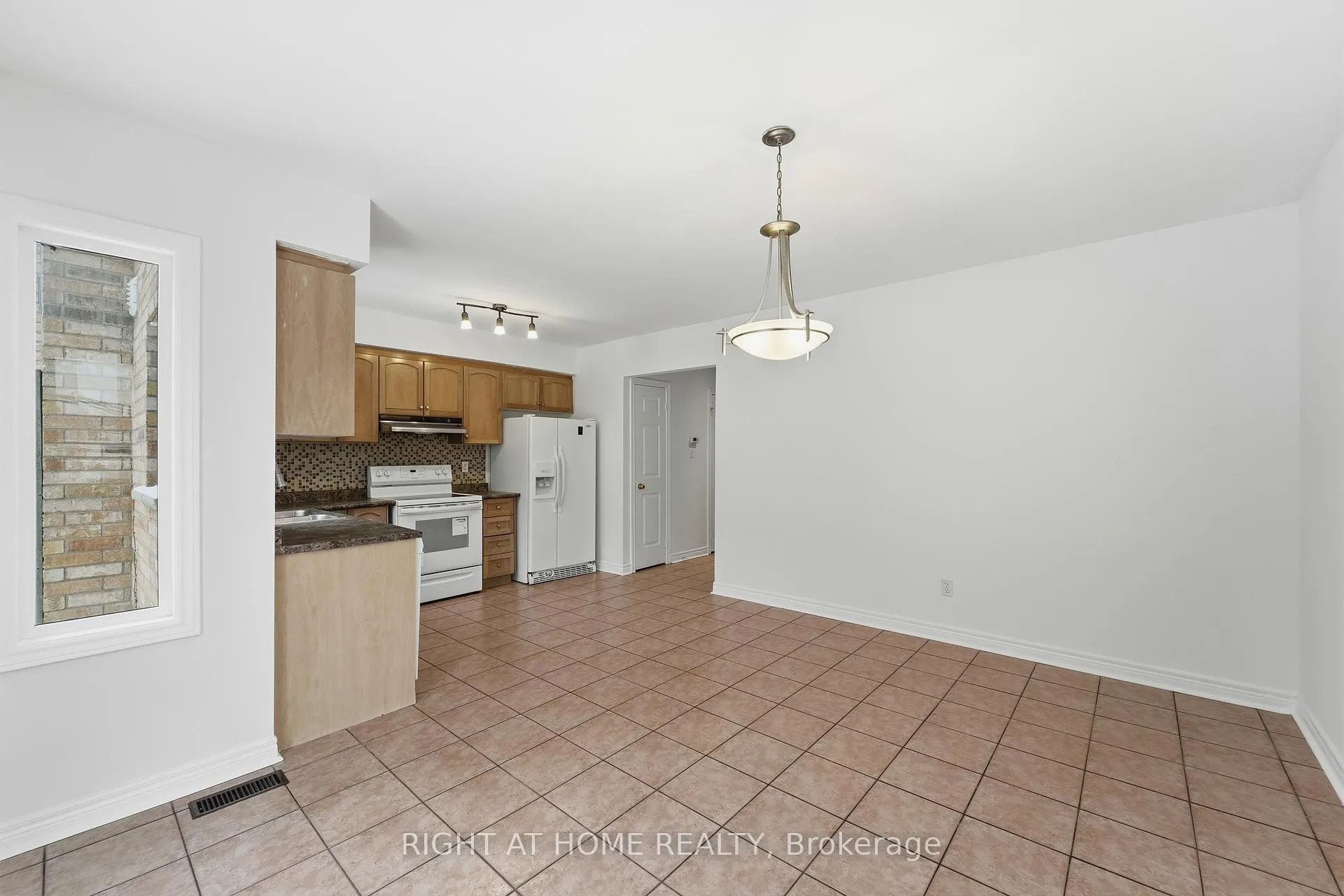 Photo 12 of 46 Fieldstone Drive, Vaughan, East Woodbridge — HOMEH