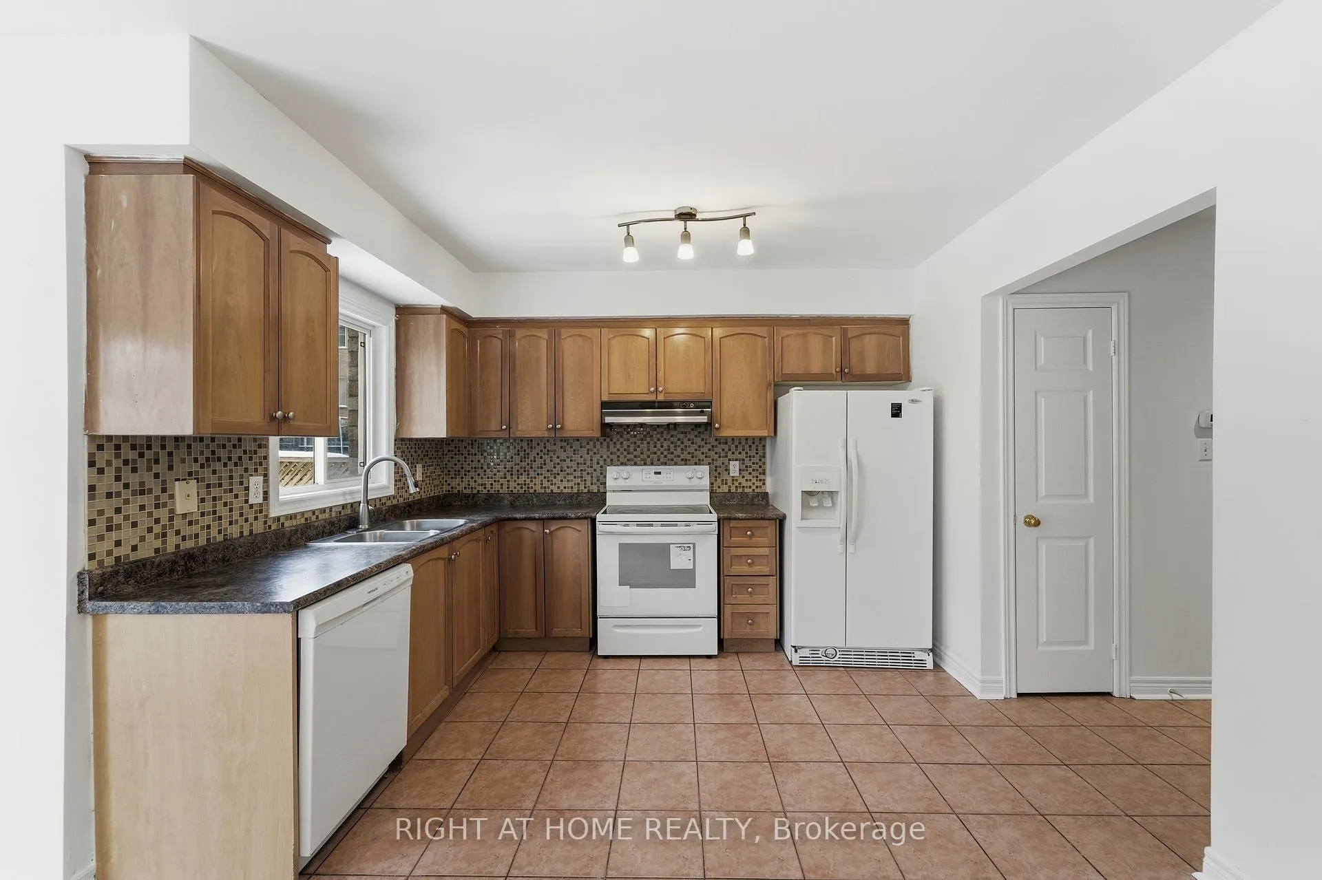 Photo 13 of 46 Fieldstone Drive, Vaughan, East Woodbridge — HOMEH
