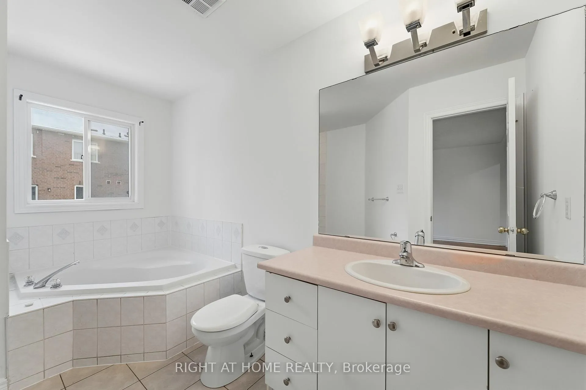 Photo 26 of 46 Fieldstone Drive, Vaughan, East Woodbridge — HOMEH