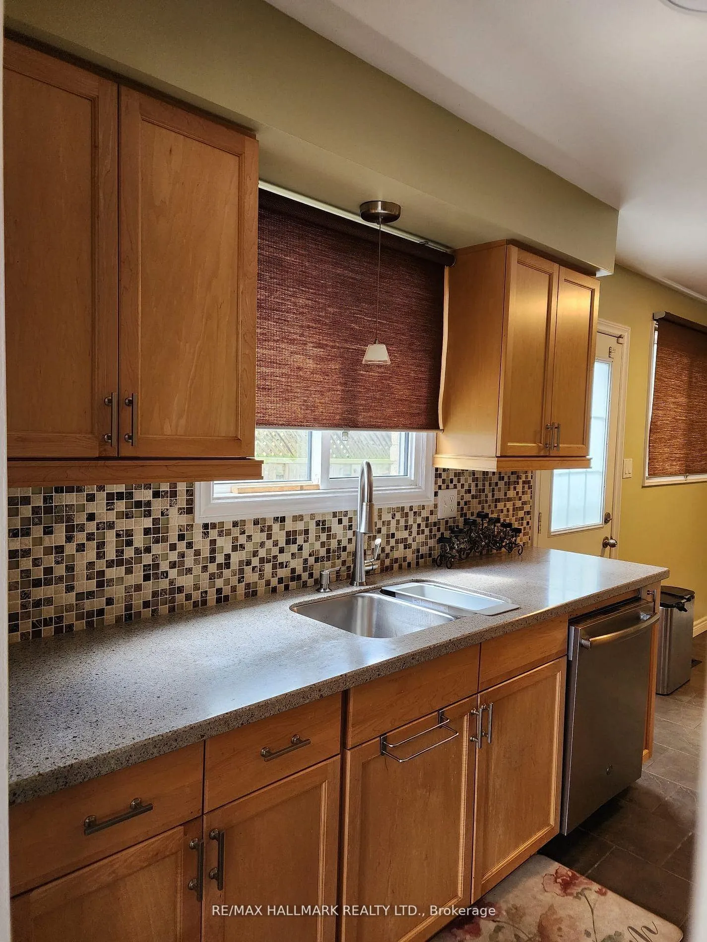 Photo 6 of 587 Bon Echo Drive, Oshawa, Lakeview — HOMEH
