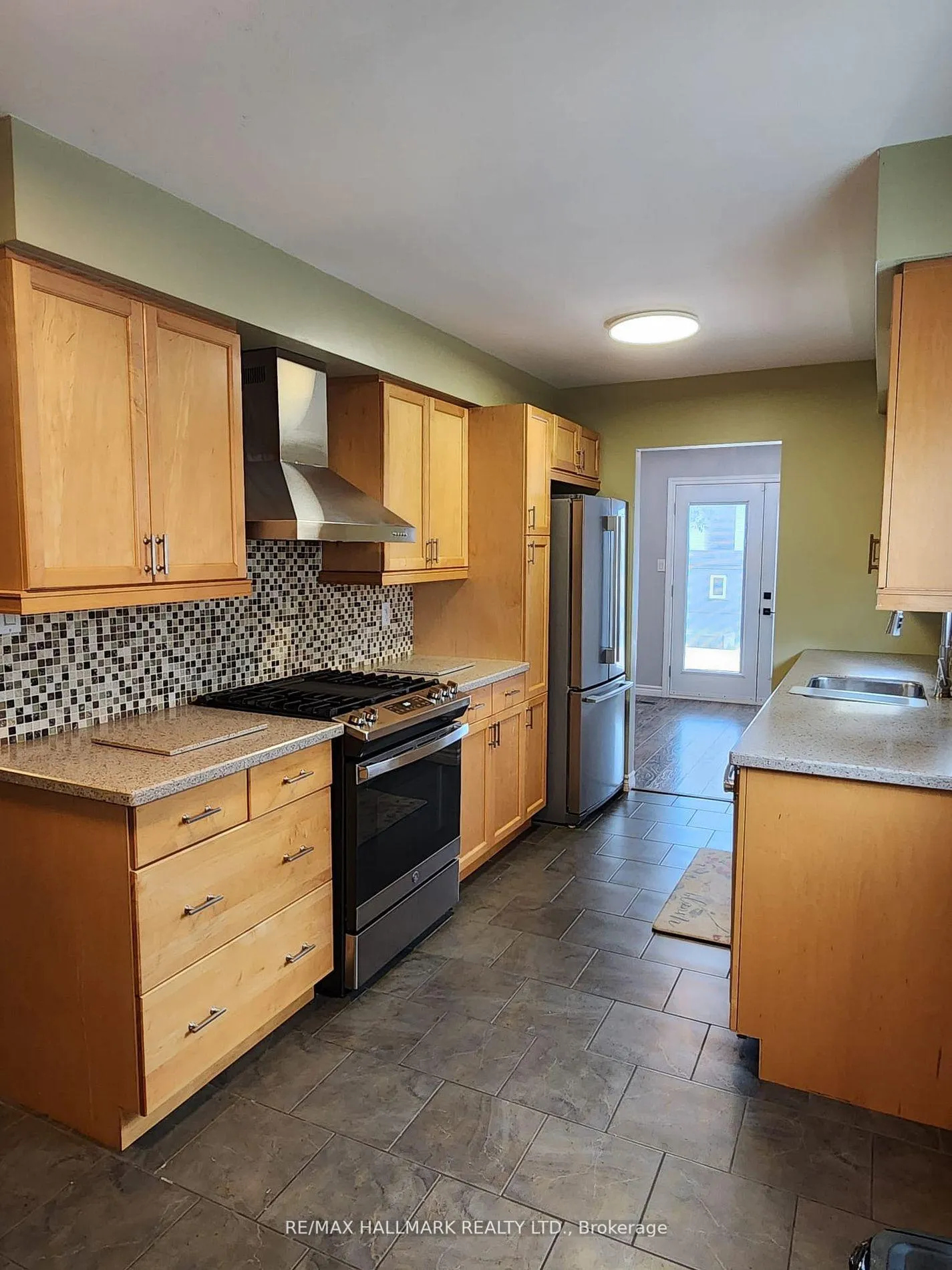 Photo 7 of 587 Bon Echo Drive, Oshawa, Lakeview — HOMEH