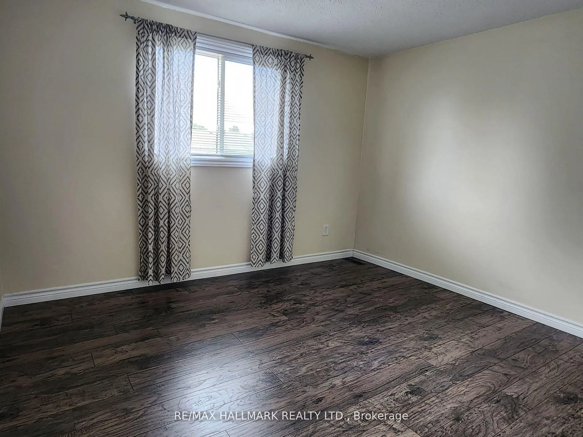 Photo 15 of 587 Bon Echo Drive, Oshawa, Lakeview — HOMEH