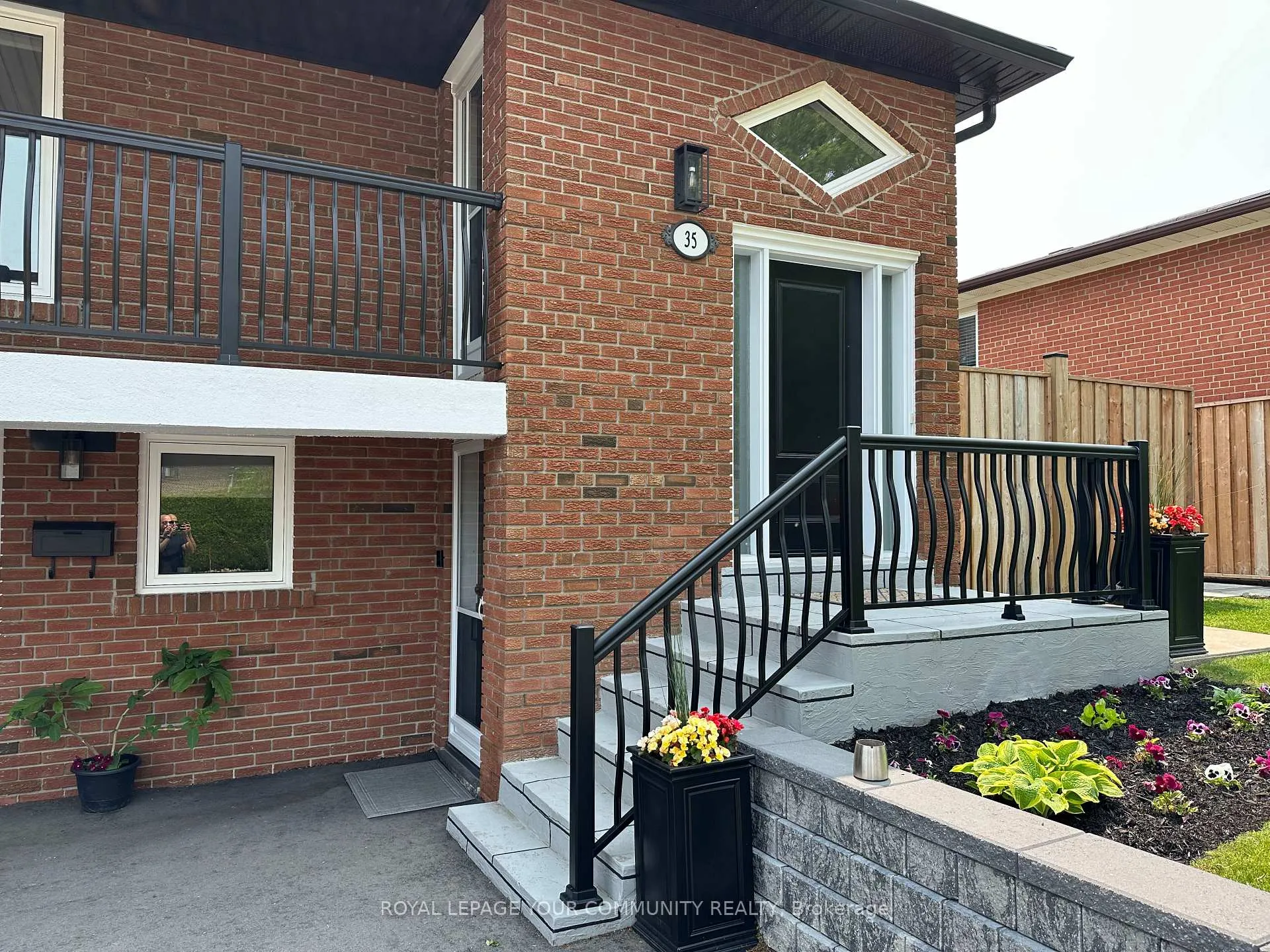 Photo 2 of Unit Upper Lvl, 35 Raymond Road, Vaughan, West Woodbridge — HOMEH