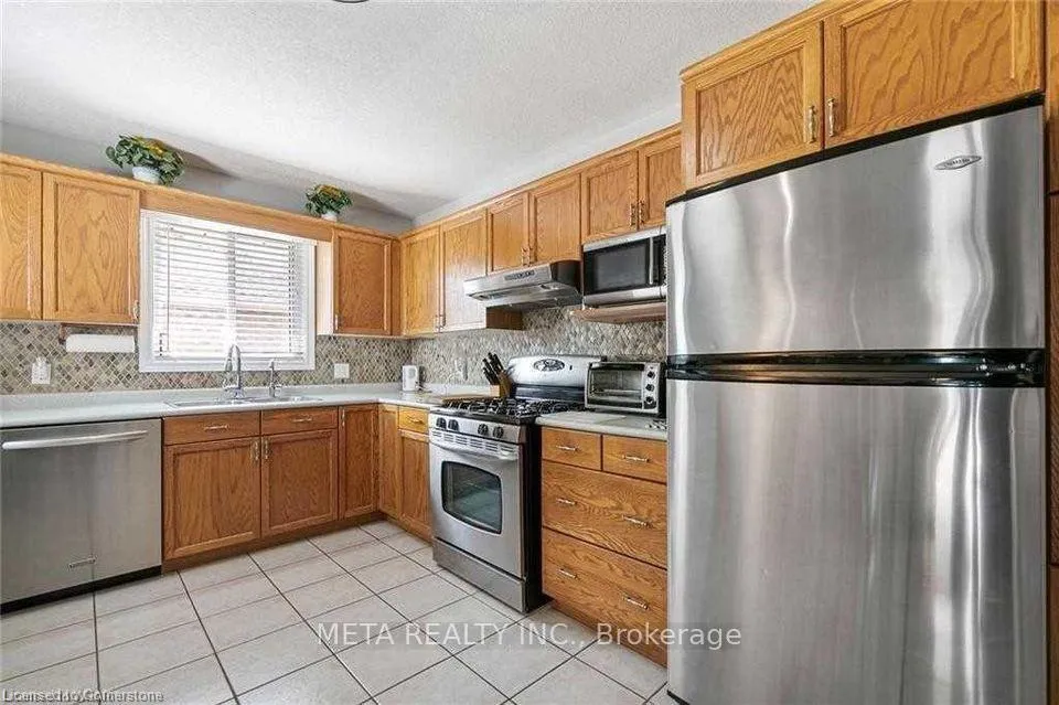 Photo 9 of 90 Penelope Drive W, Kitchener, Forest Heights — HOMEH