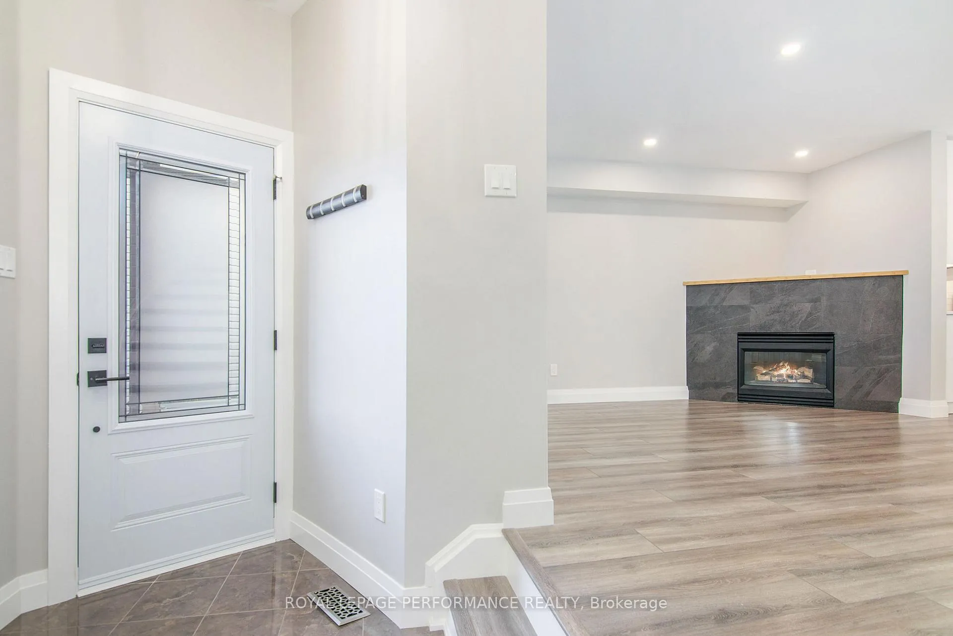 Photo 3 of 137 Central Park Drive, Ottawa, Central Park — HOMEH