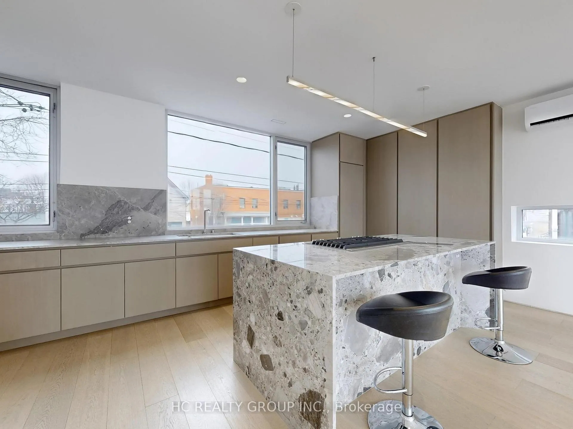 Front of 899 Dundas Street W