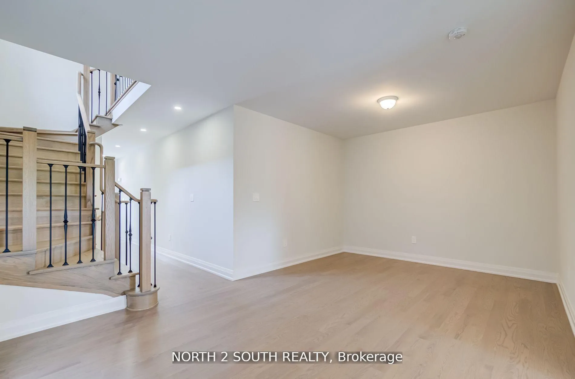 Photo 5 of 34 Virro Court, Vaughan, West Woodbridge — HOMEH