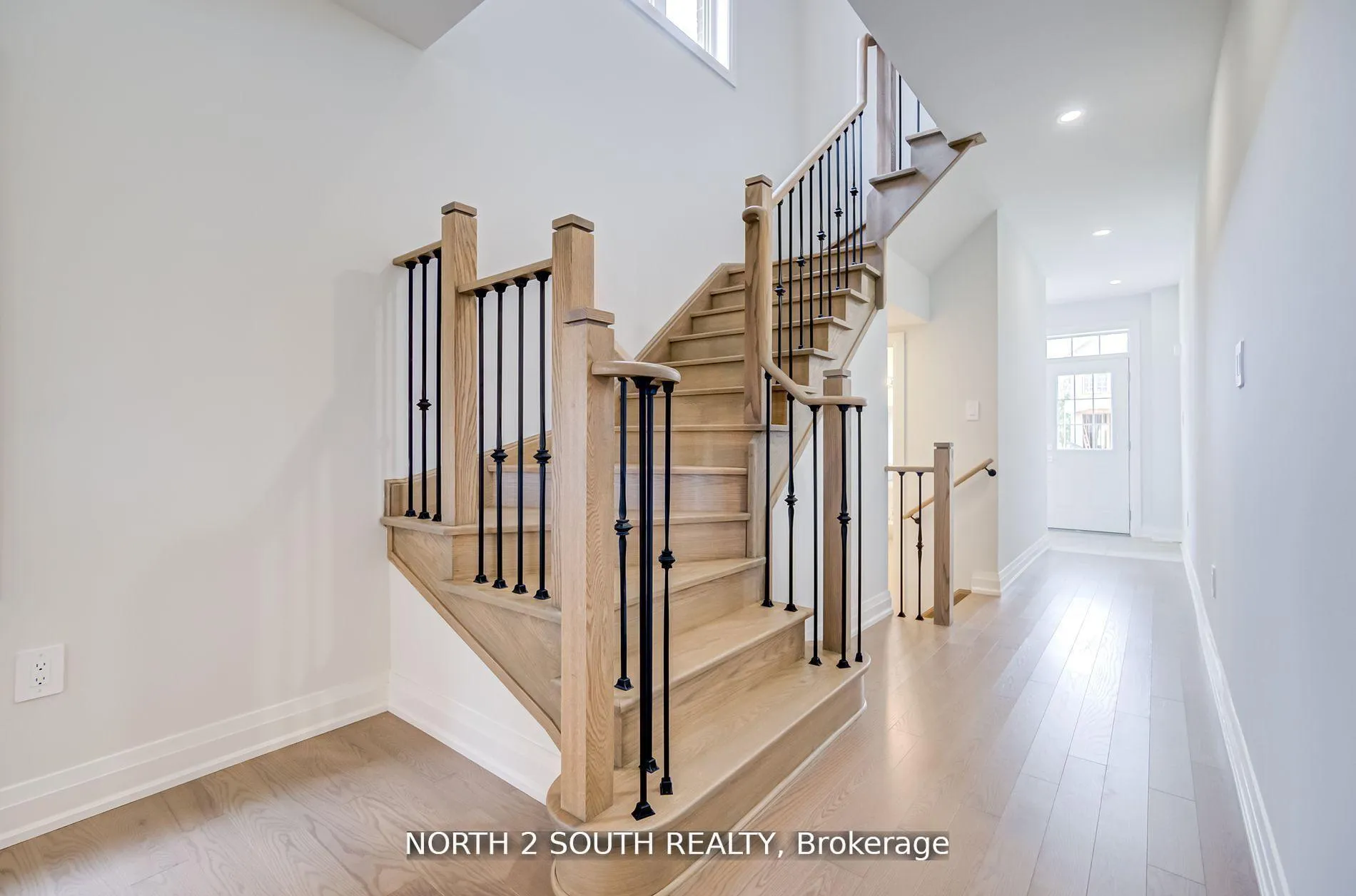 Photo 14 of 34 Virro Court, Vaughan, West Woodbridge — HOMEH