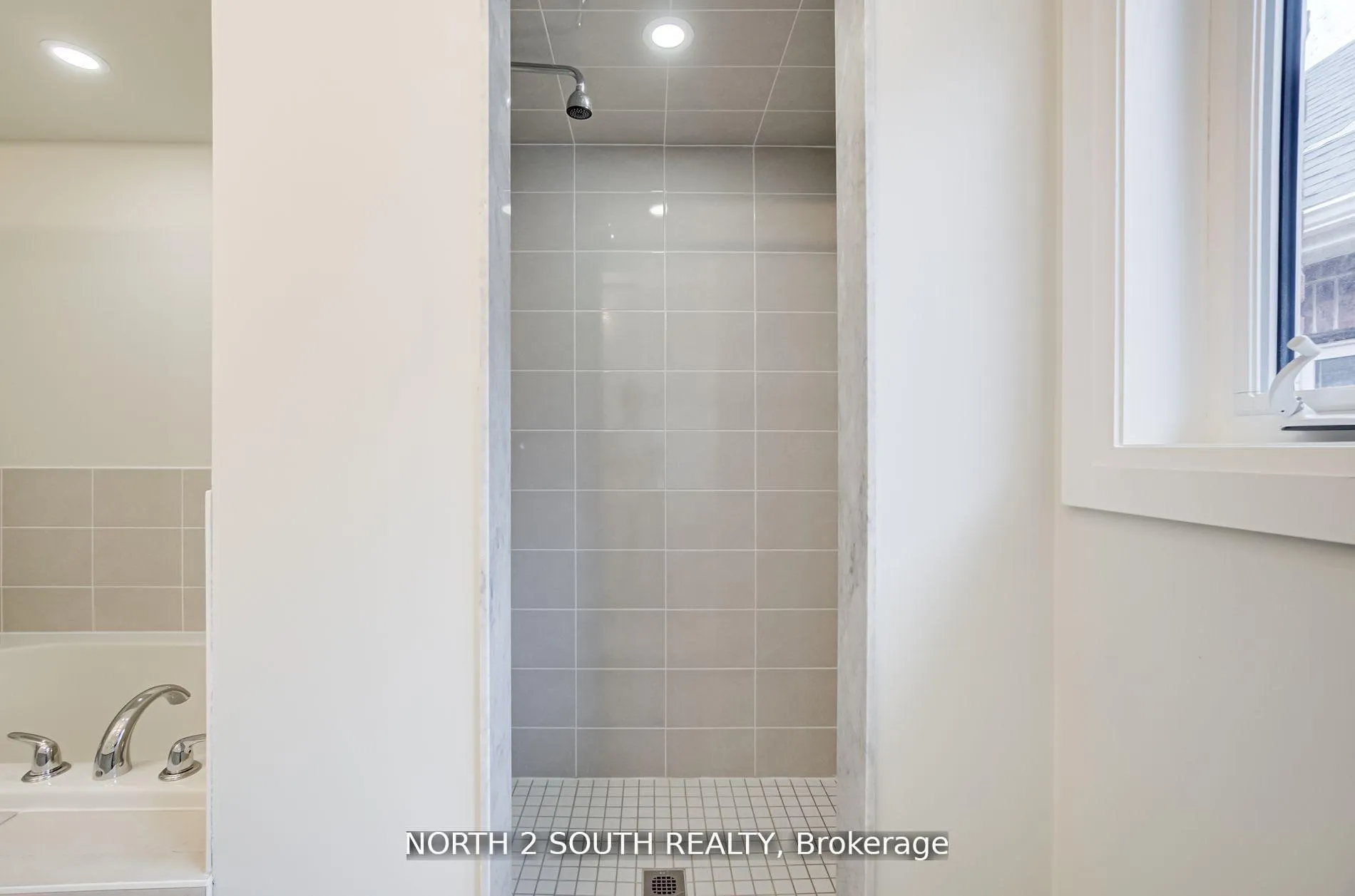 Photo 30 of 34 Virro Court, Vaughan, West Woodbridge — HOMEH