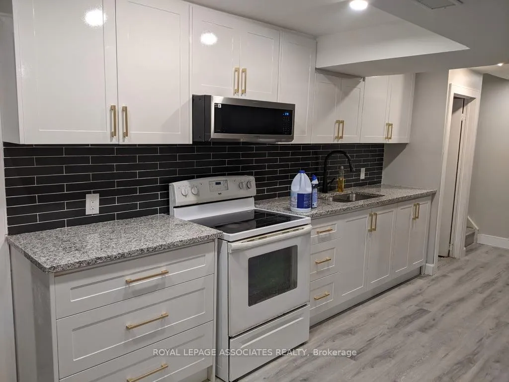 Photo 4 of 33 Chapman Drive, Ajax, Central — HOMEH
