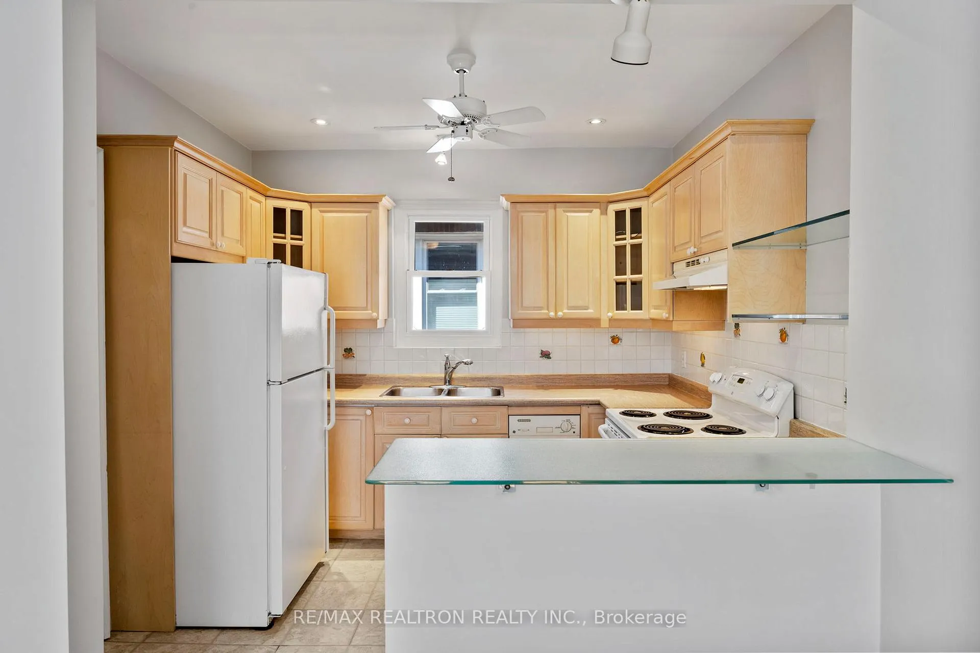 Photo 4 of Unit Upper Floor, 26 Braemar Avenue, Toronto, Yonge-Eglinton — HOMEH