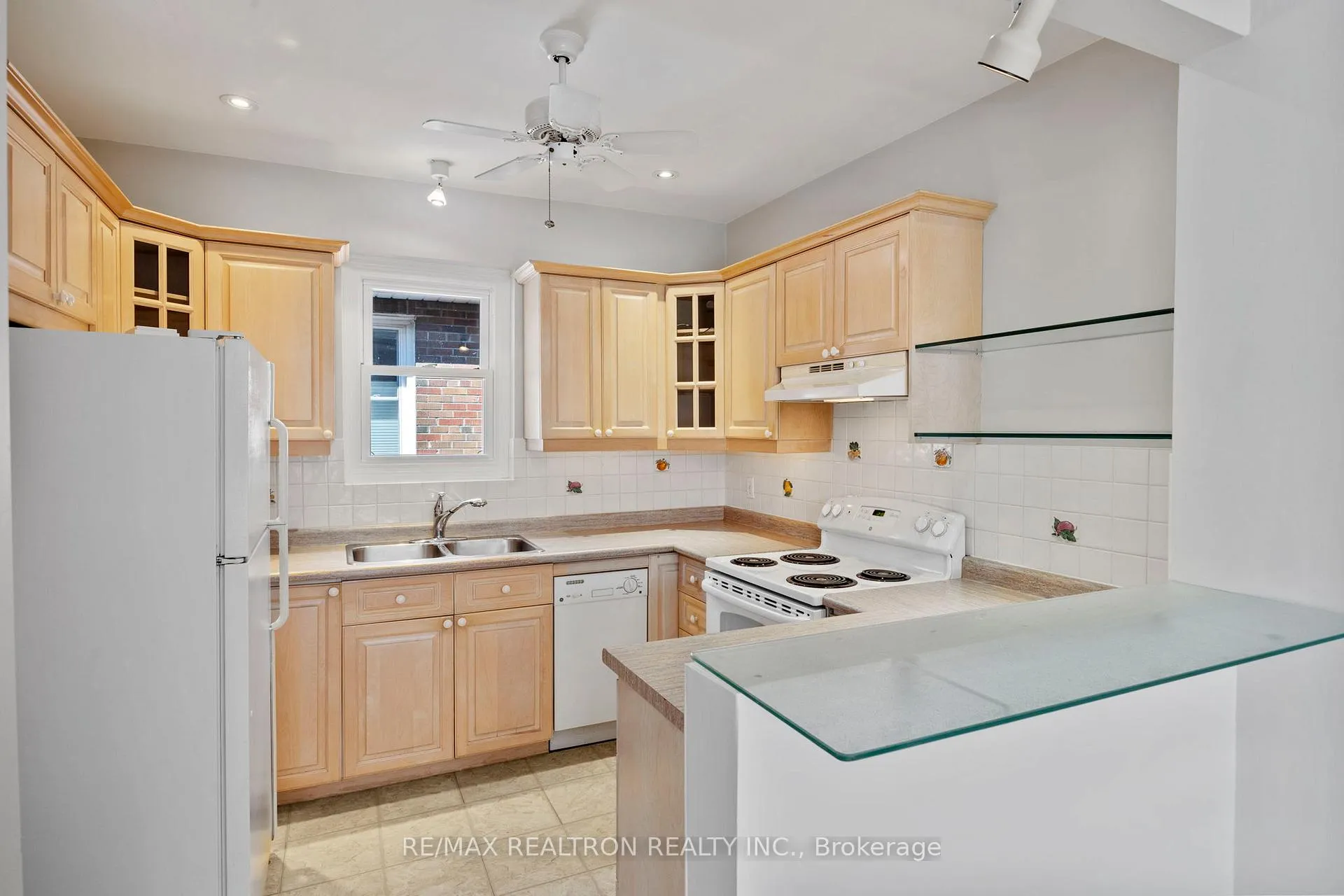 Photo 5 of Unit Upper Floor, 26 Braemar Avenue, Toronto, Yonge-Eglinton — HOMEH