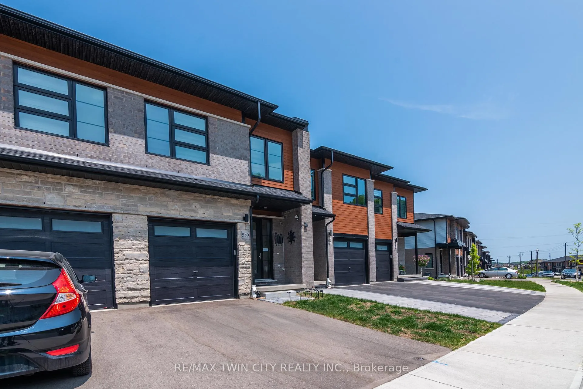 Photo 2 of 939 Robert Ferrie Drive, Kitchener, Doon South — HOMEH
