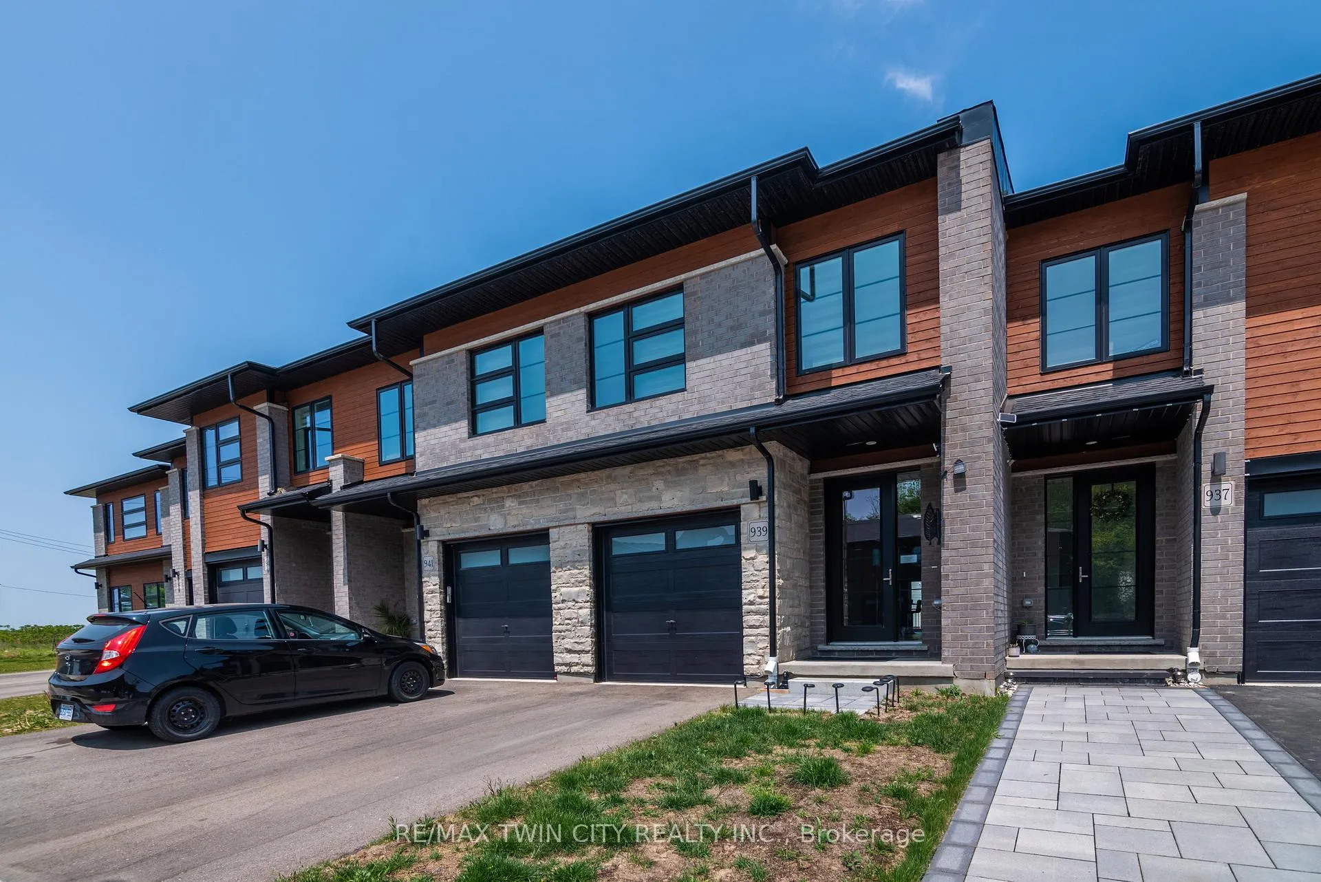 Photo 3 of 939 Robert Ferrie Drive, Kitchener, Doon South — HOMEH