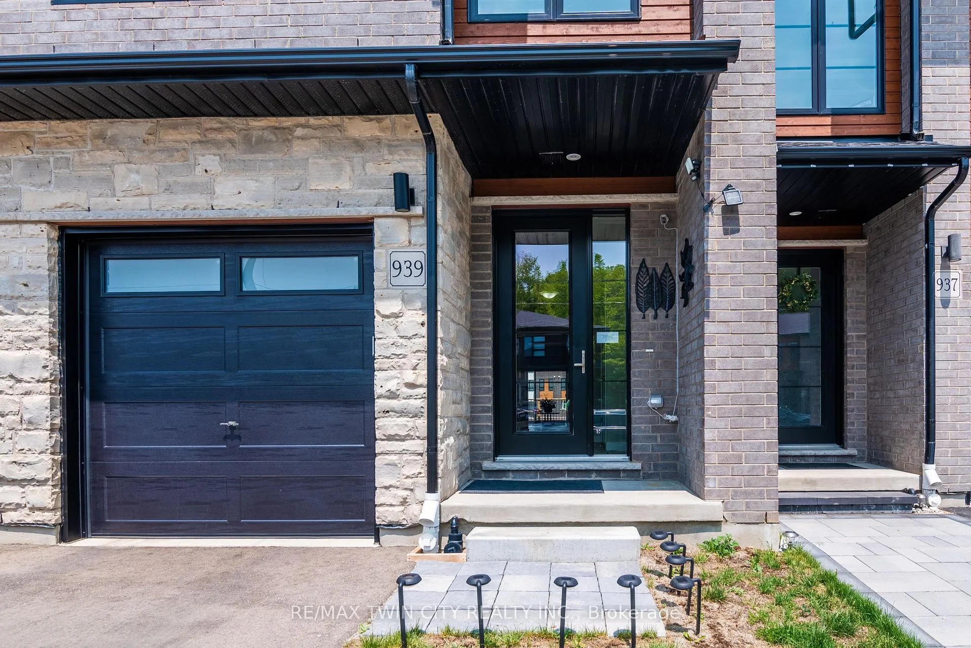Photo 4 of 939 Robert Ferrie Drive, Kitchener, Doon South — HOMEH