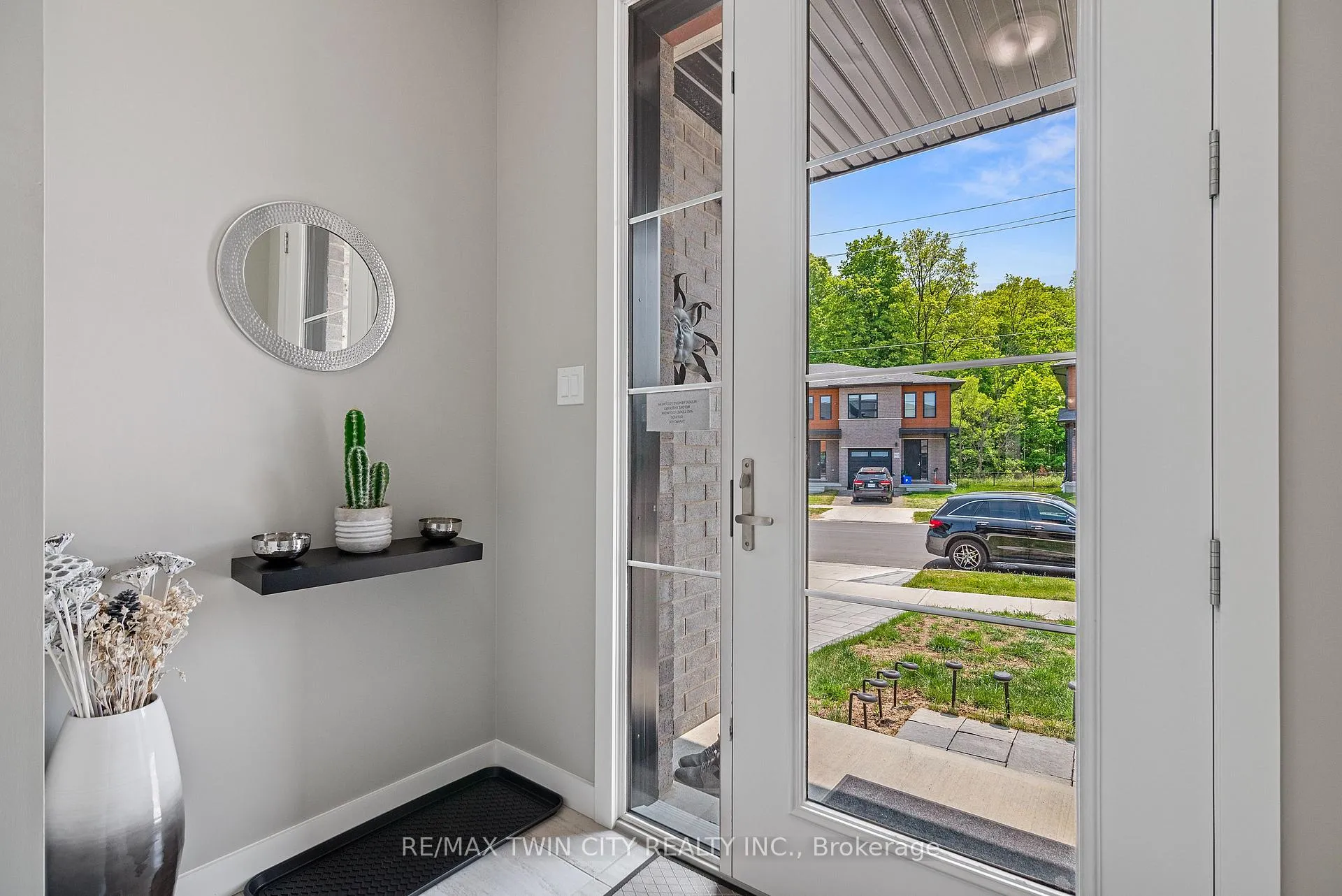 Photo 9 of 939 Robert Ferrie Drive, Kitchener, Doon South — HOMEH