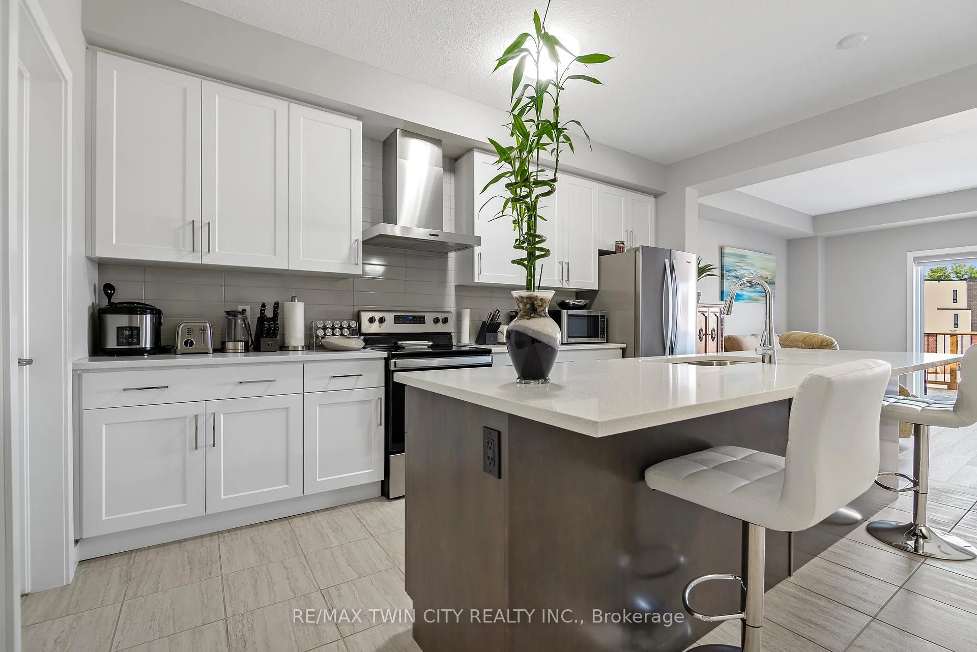 Photo 13 of 939 Robert Ferrie Drive, Kitchener, Doon South — HOMEH