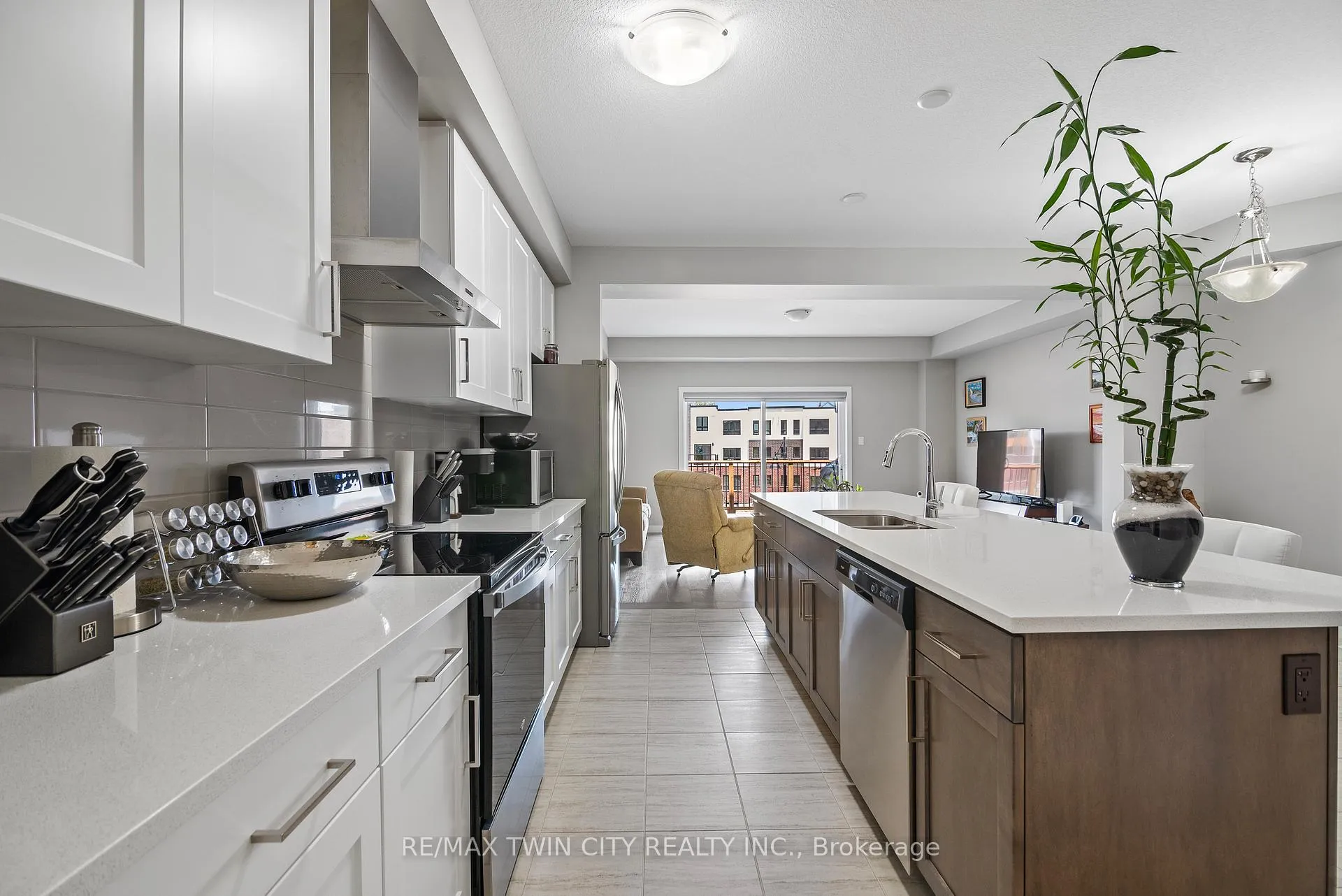 Photo 14 of 939 Robert Ferrie Drive, Kitchener, Doon South — HOMEH