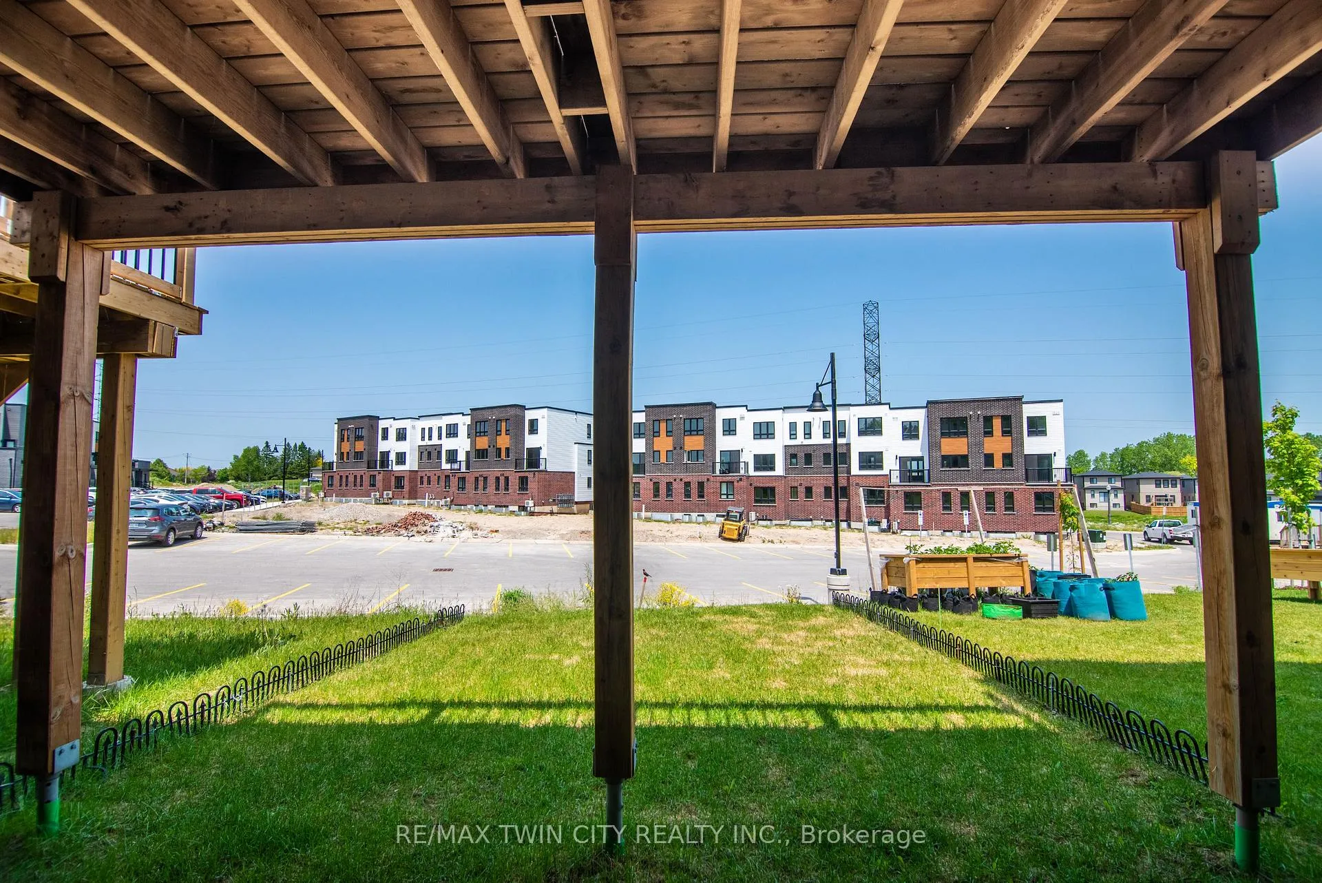 Photo 34 of 939 Robert Ferrie Drive, Kitchener, Doon South — HOMEH
