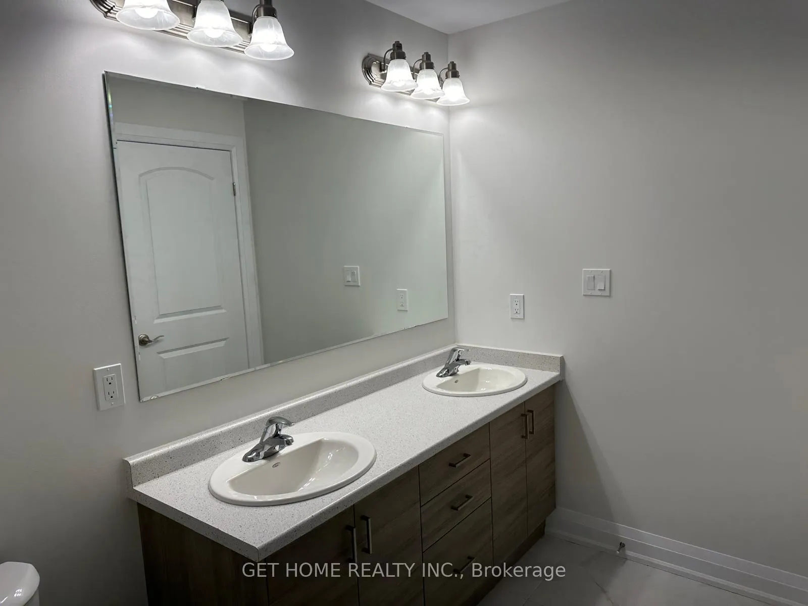 Photo 19 of 205 Benninger Drive, Kitchener — HOMEH