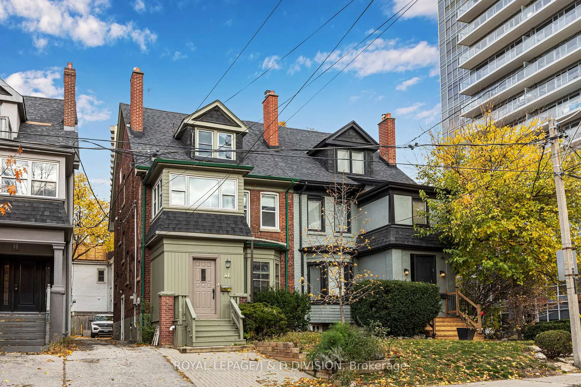 Front of 74 Orchard View Boulevard