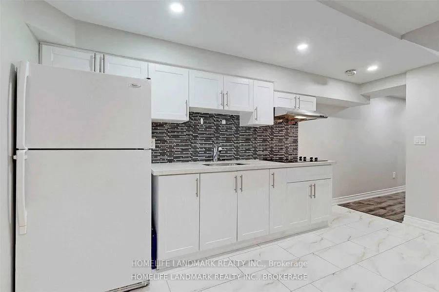 Photo 2 of Unit B, 172 District Avenue, Vaughan, Patterson — HOMEH
