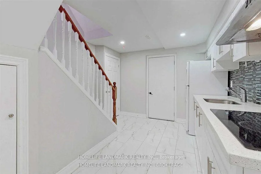 Photo 3 of Unit B, 172 District Avenue, Vaughan, Patterson — HOMEH