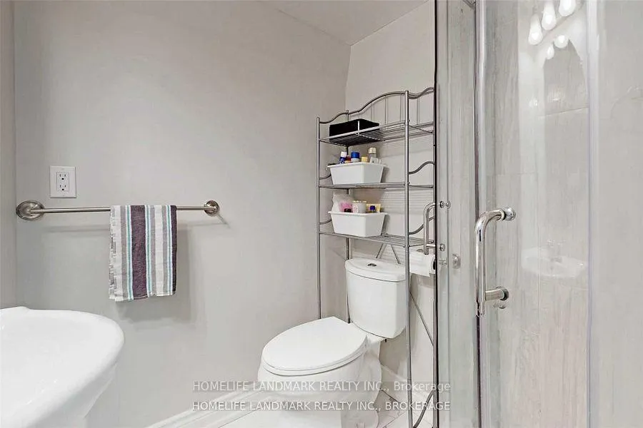 Photo 5 of Unit B, 172 District Avenue, Vaughan, Patterson — HOMEH