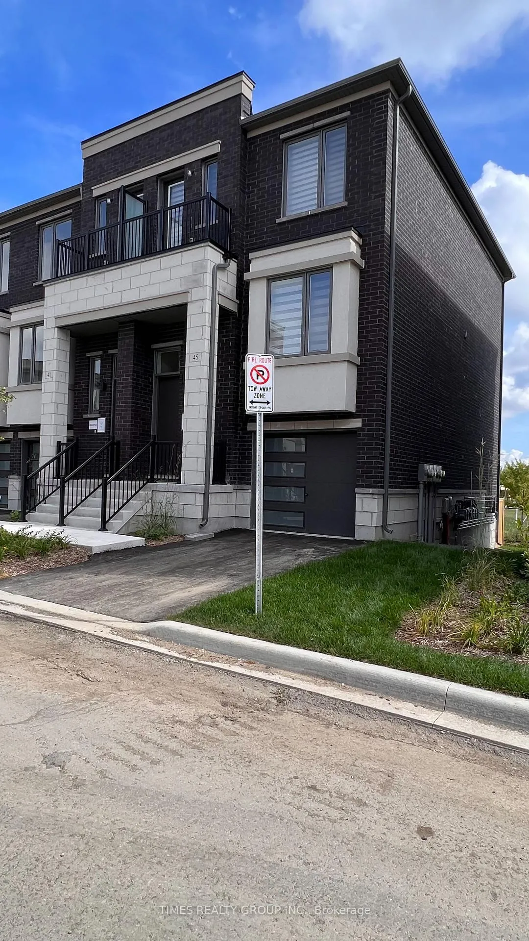 Photo 3 of 45 Rattenbury Road, Vaughan, Patterson — HOMEH