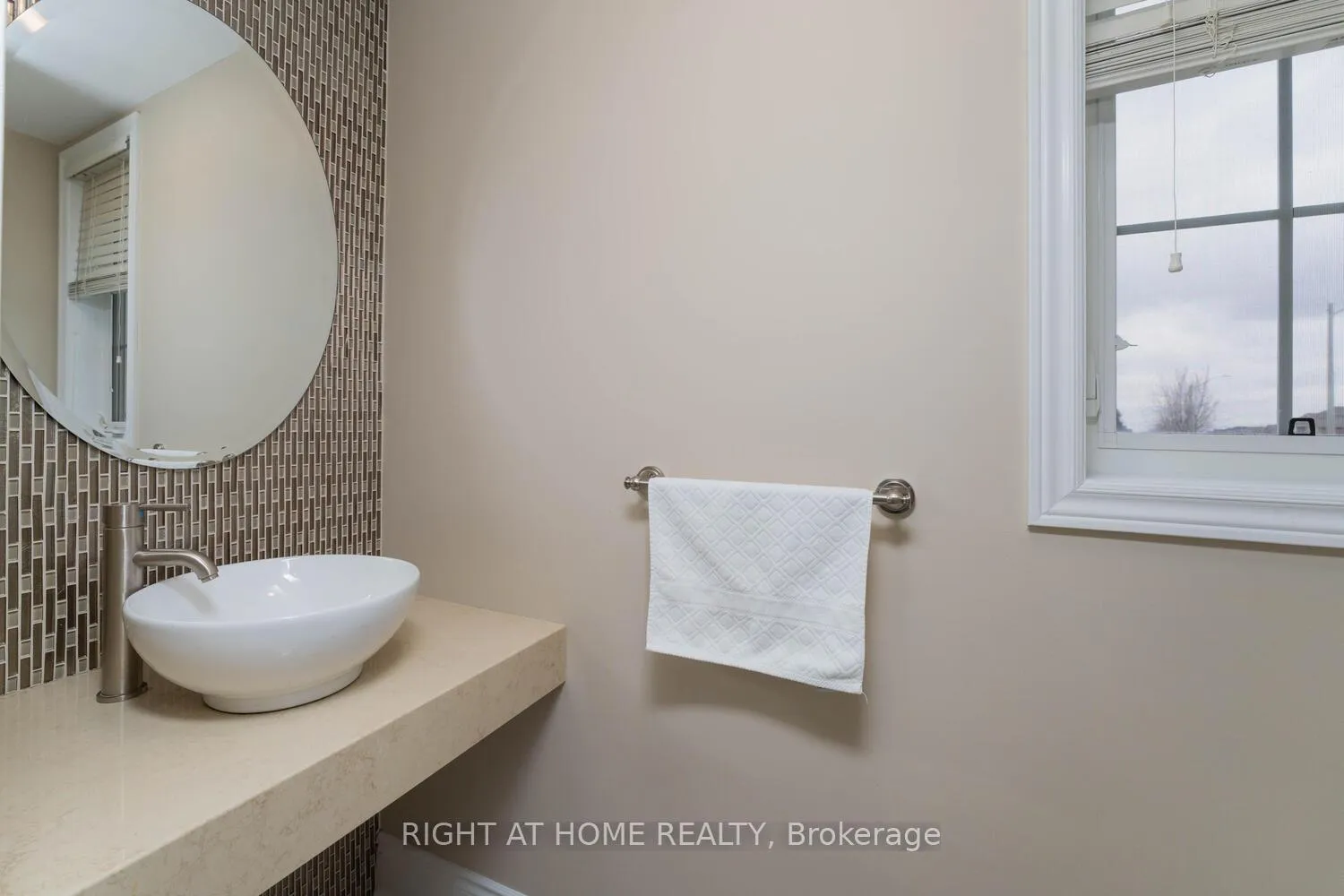 Photo 4 of 19 Ascalon Drive, Vaughan, Patterson — HOMEH