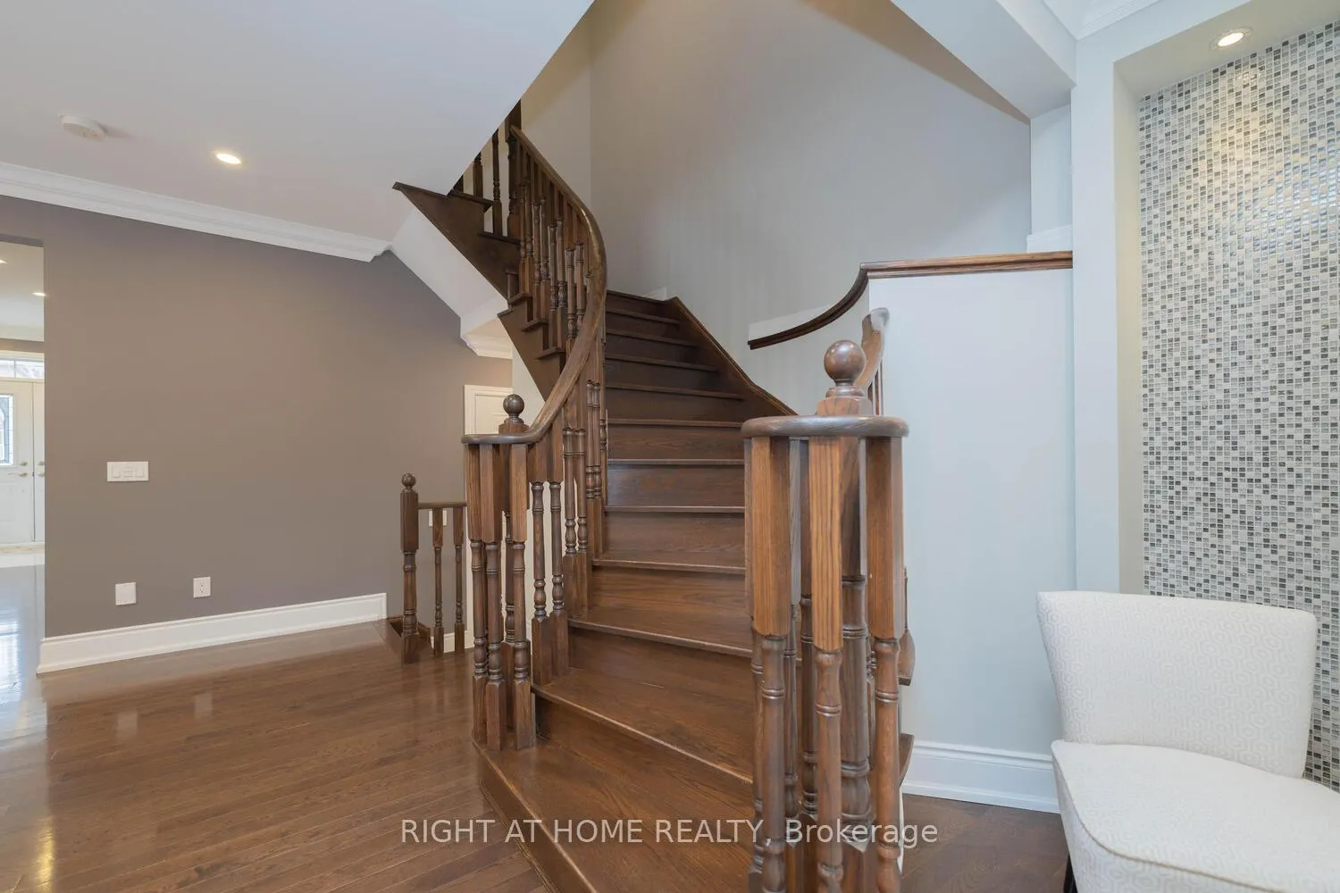 Photo 9 of 19 Ascalon Drive, Vaughan, Patterson — HOMEH