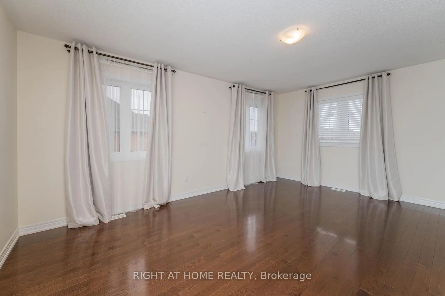 Photo 10 of 19 Ascalon Drive, Vaughan, Patterson — HOMEH