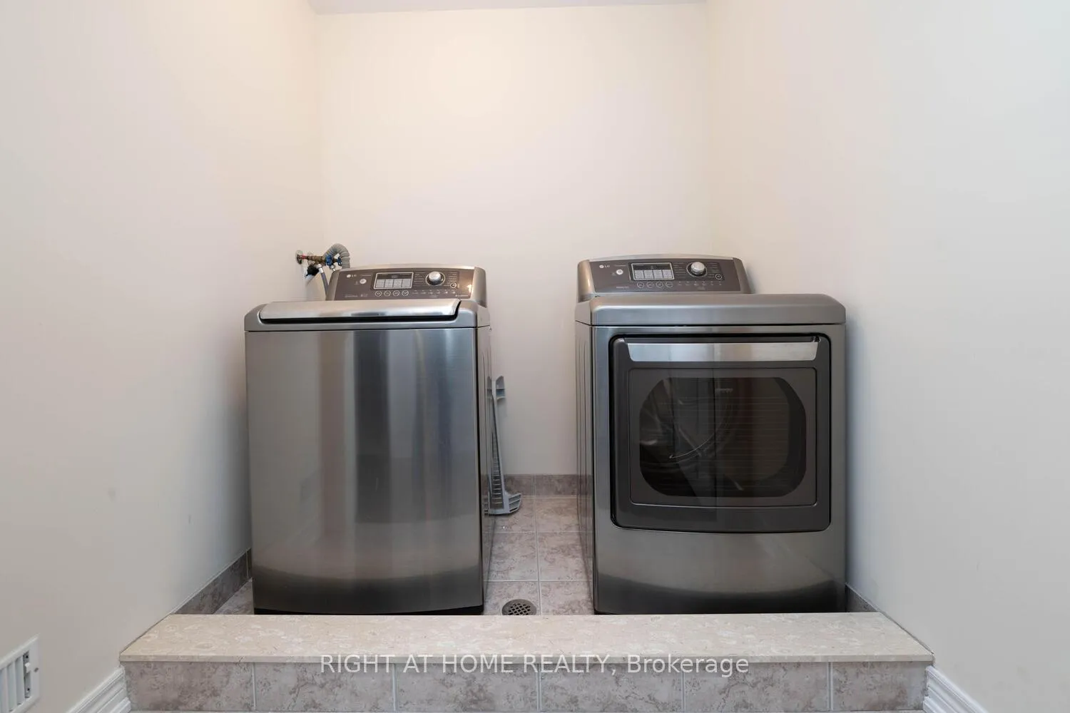 Photo 13 of 19 Ascalon Drive, Vaughan, Patterson — HOMEH