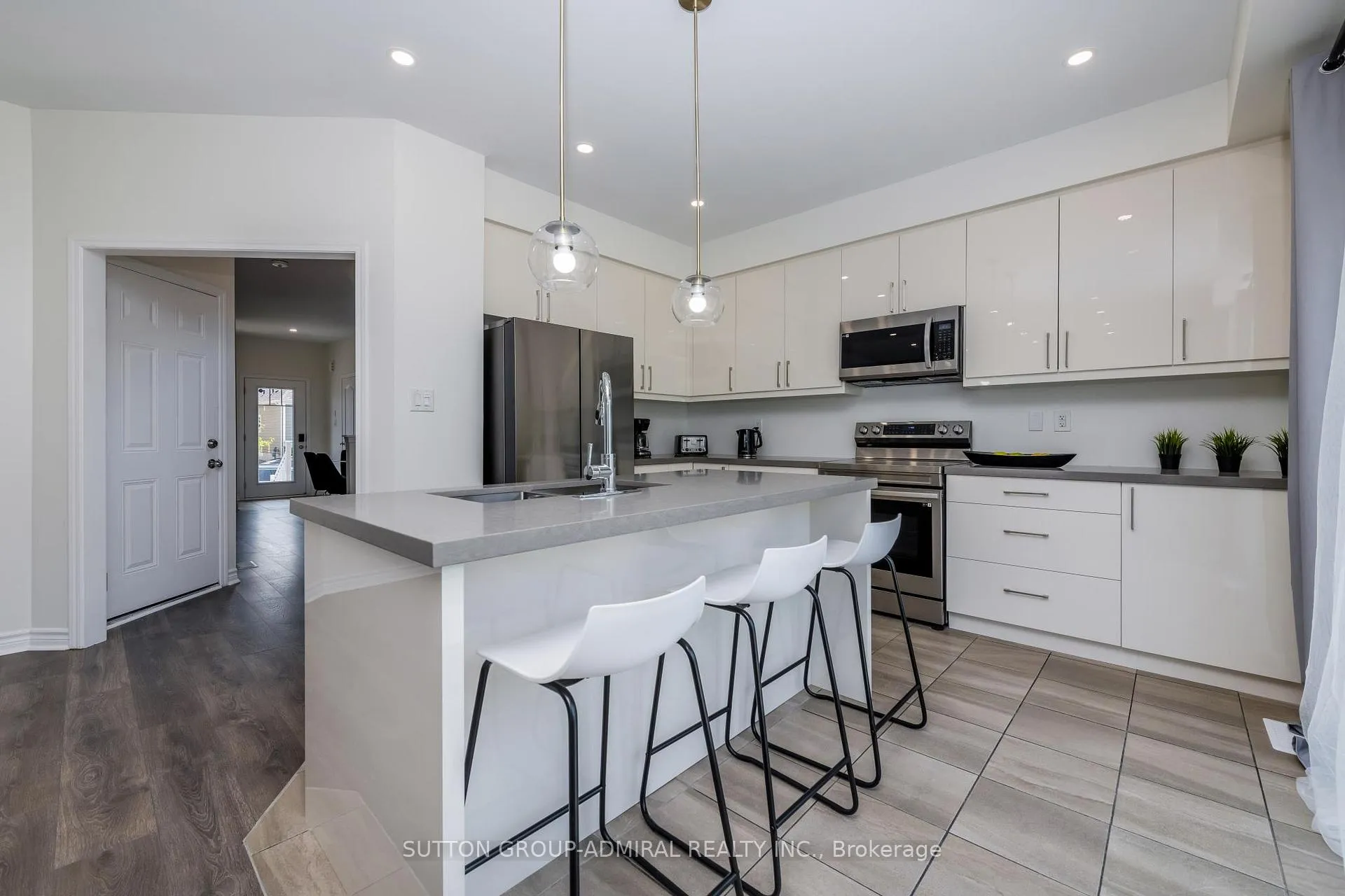 Photo 7 of 19 Bobolink Drive, Wasaga Beach — HOMEH