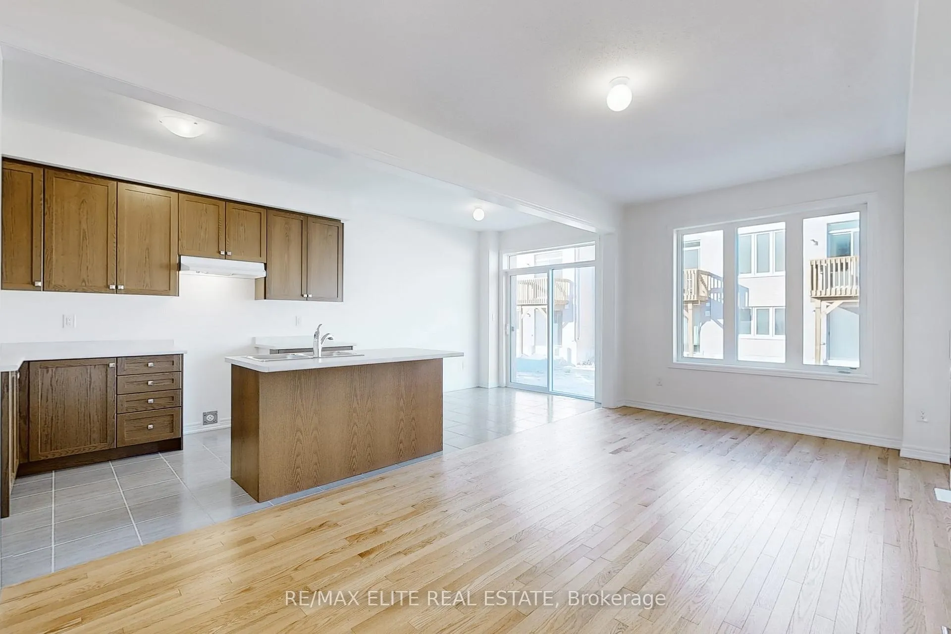Photo 5 of 1012 Crowsnest Hollow, Pickering, Rural Pickering — HOMEH