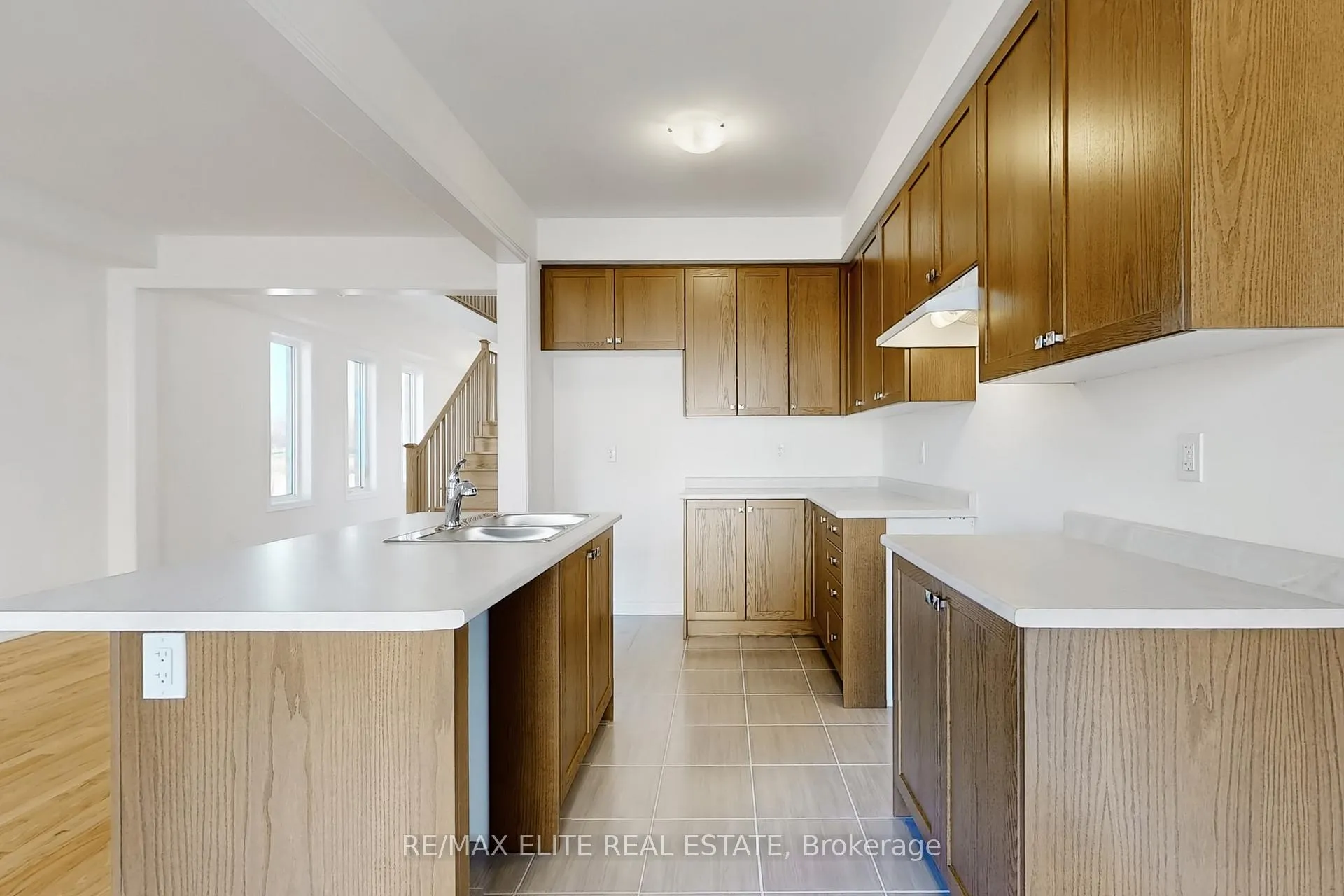 Photo 8 of 1012 Crowsnest Hollow, Pickering, Rural Pickering — HOMEH