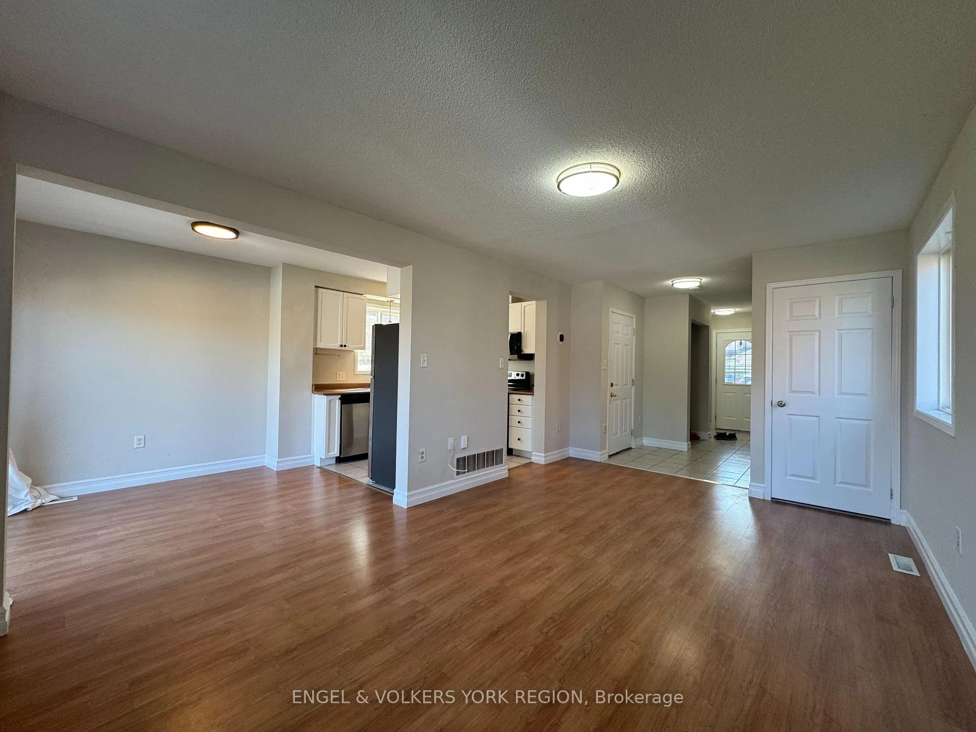 Photo 5 of 120 Nathan Crescent, Barrie, Painswick South — HOMEH