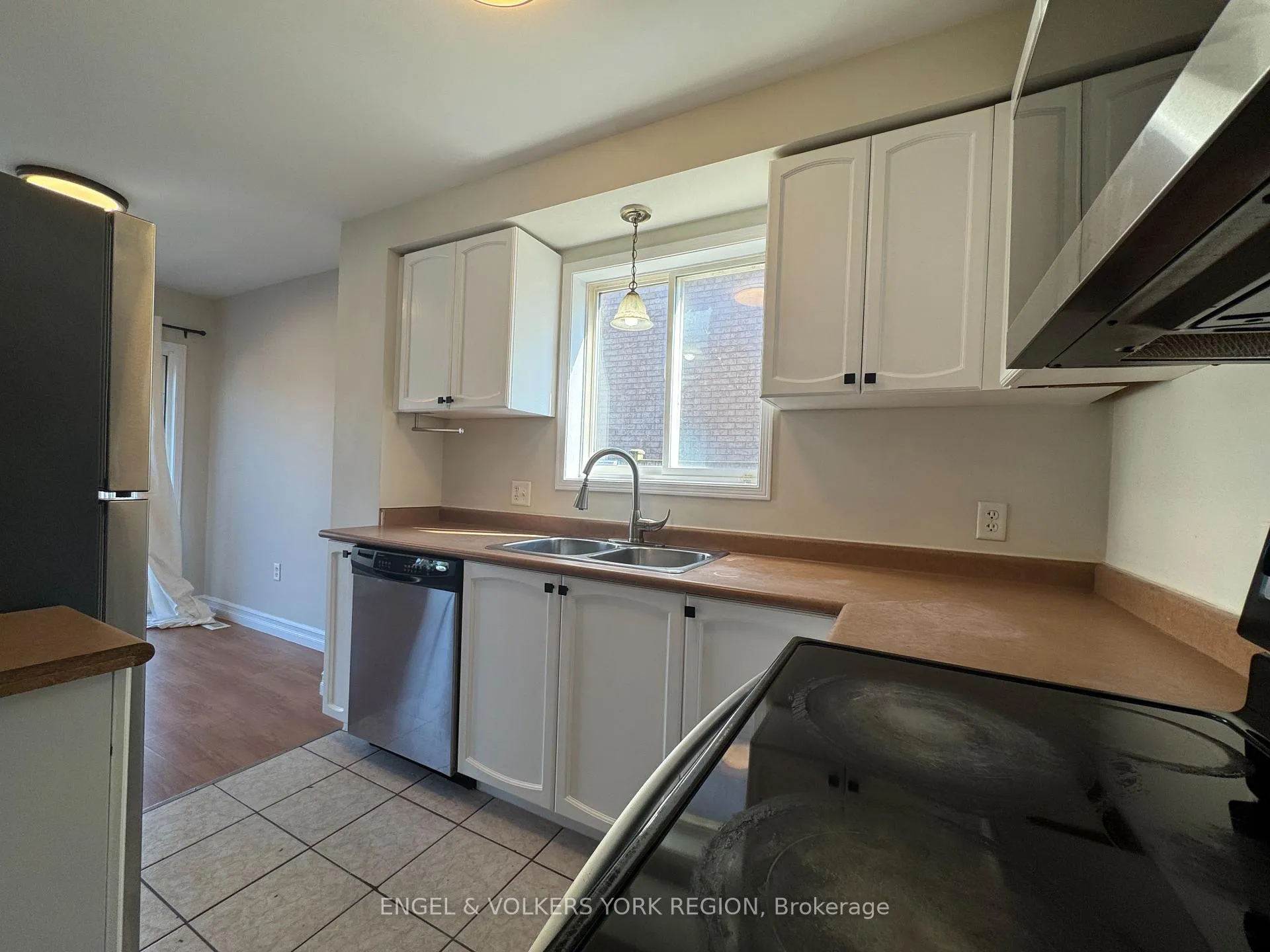Photo 9 of 120 Nathan Crescent, Barrie, Painswick South — HOMEH