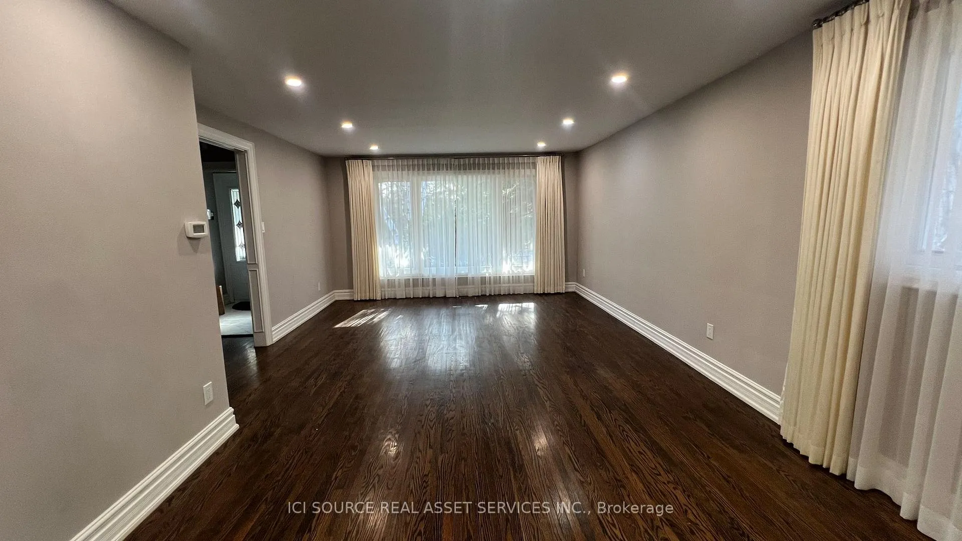 Photo 4 of 70 Poinsetta Drive, Markham, Bayview Glen — HOMEH